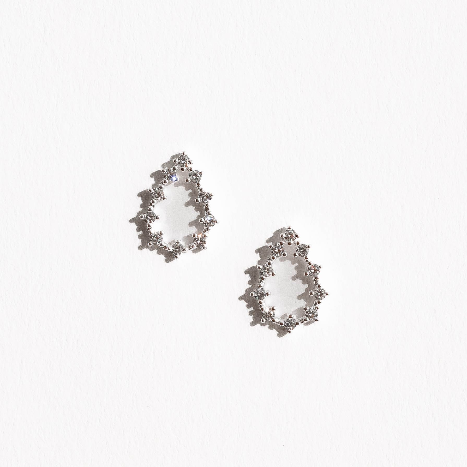 Imagem Brinco gota vazada com zircônias 15mm