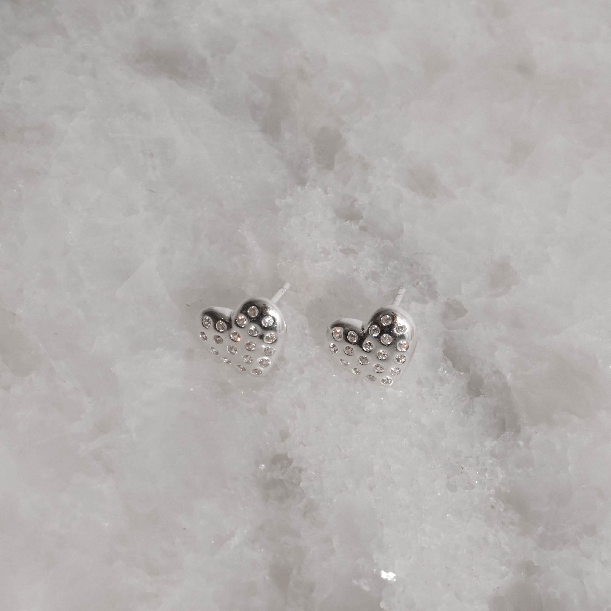 Imagem Secundária Brinco coração com zircônias cristal 9mm