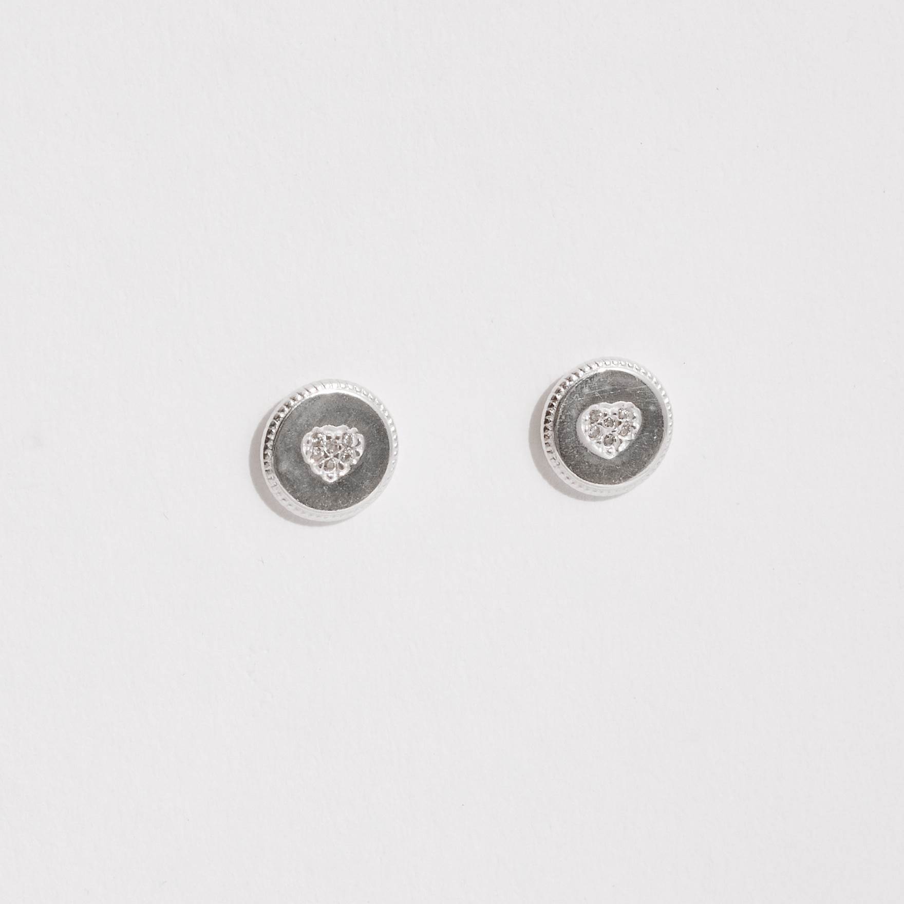 Imagem Brinco medalha coração cravejado 9mm