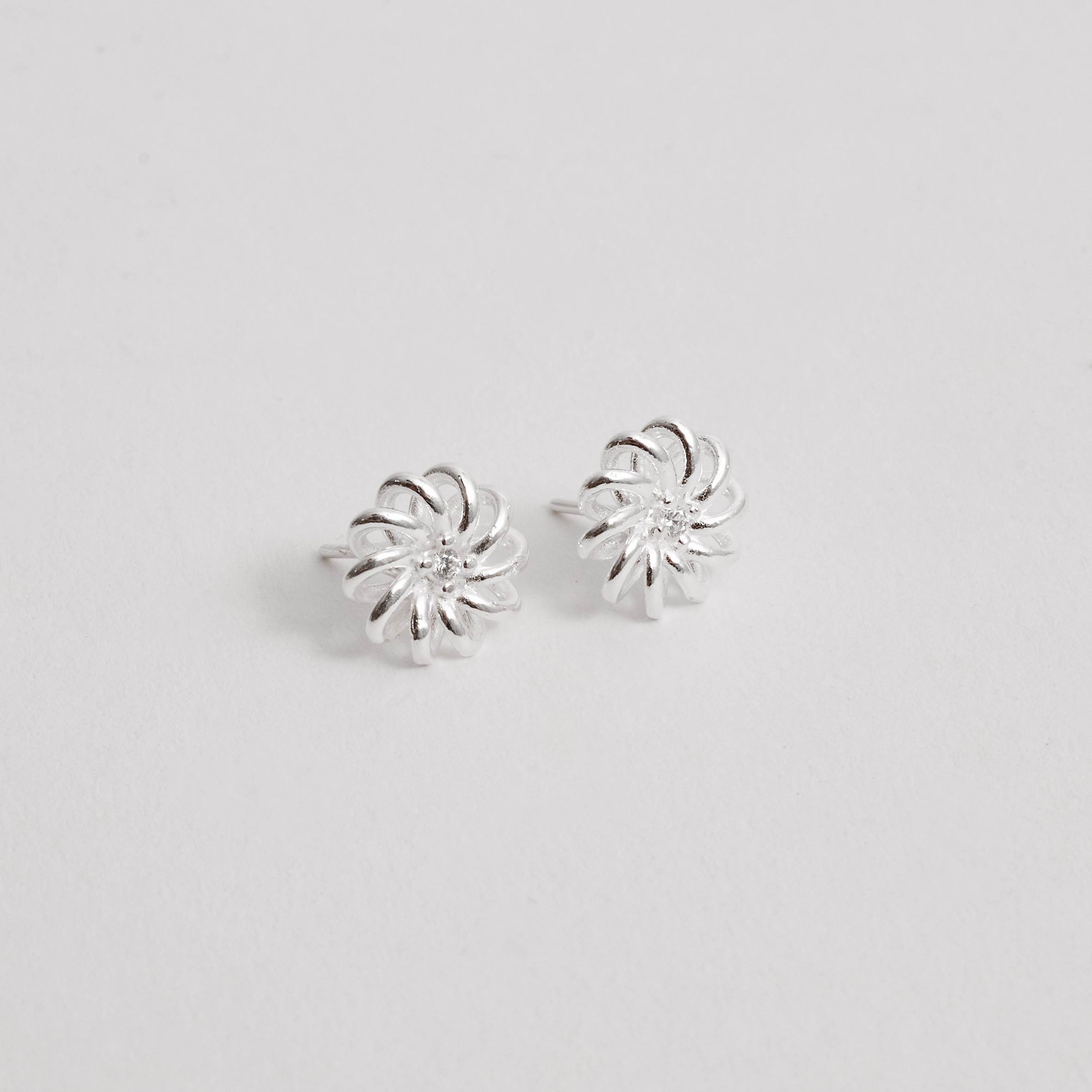 Imagem Secundária Brinco flor vazada detalhe zircônia 10mm