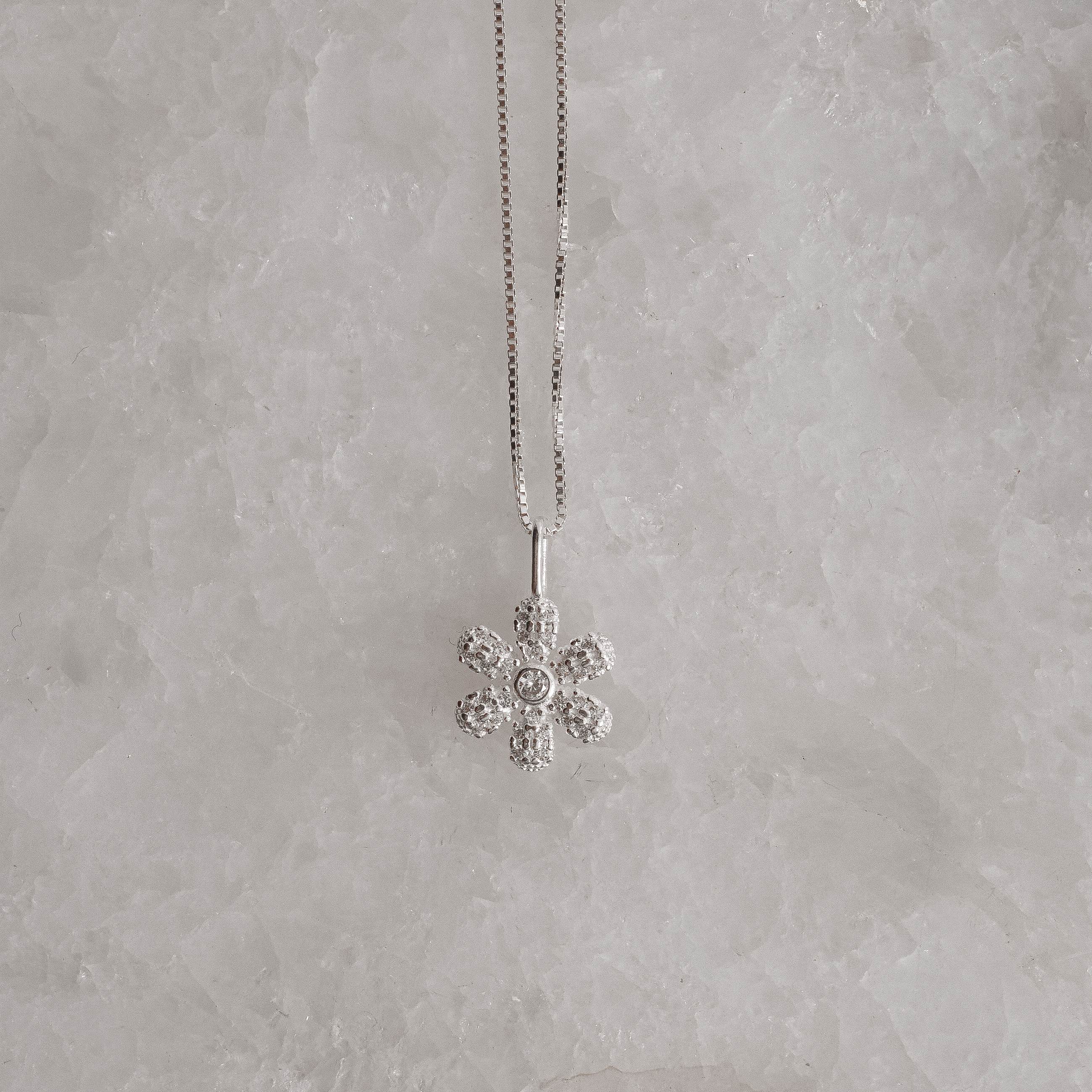 Imagem Secundária Colar pingente flor cravejada 11mm 45cm