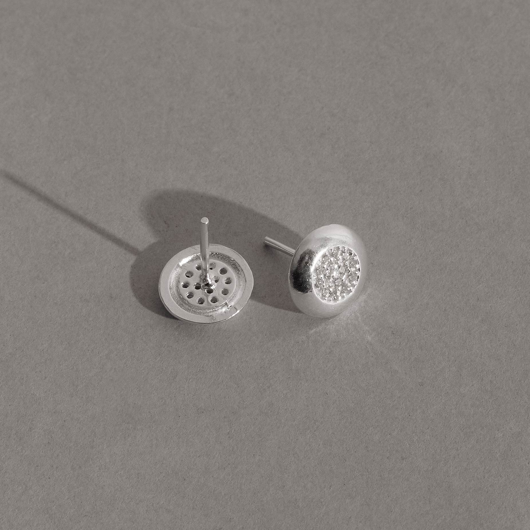 Imagem Secundária Brinco círculo com meio cravejado 9mm