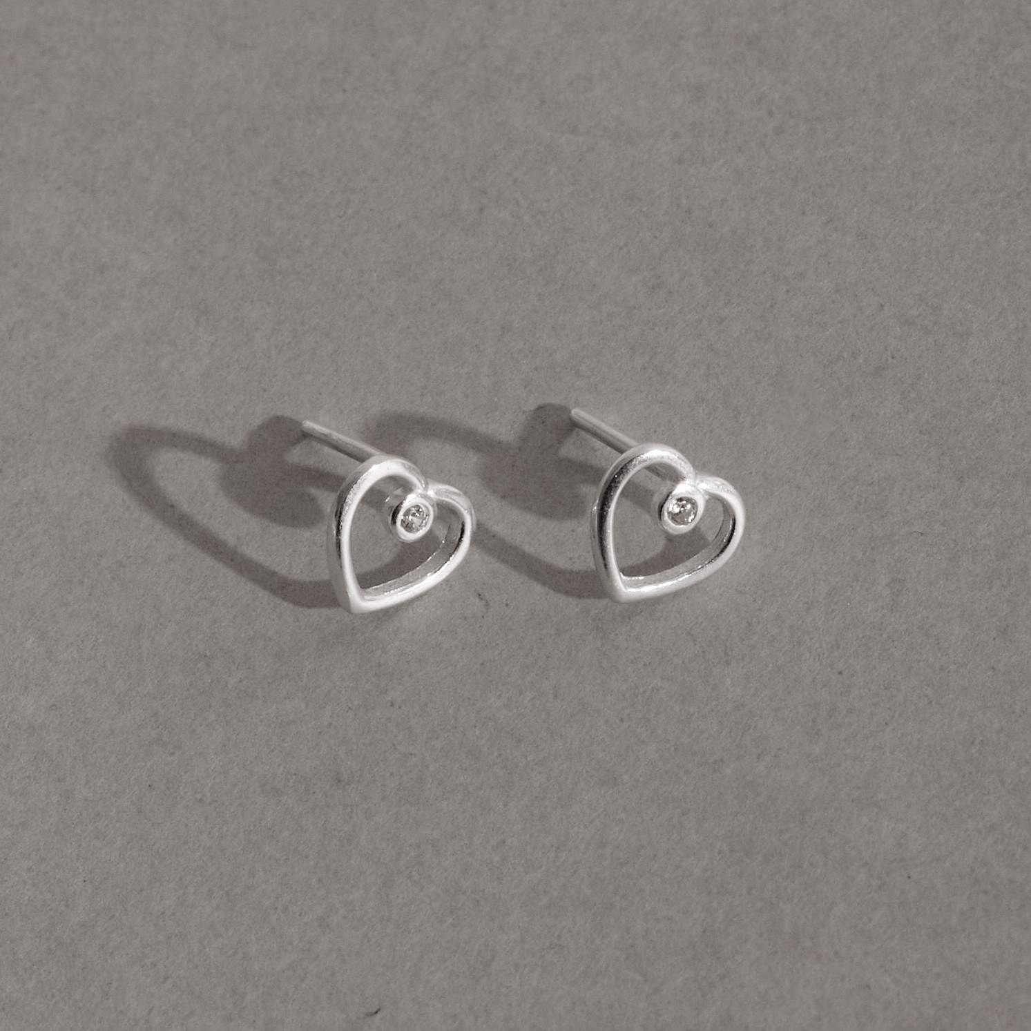 Imagem Secundária Brinco coração vazado com zircônia 6mm