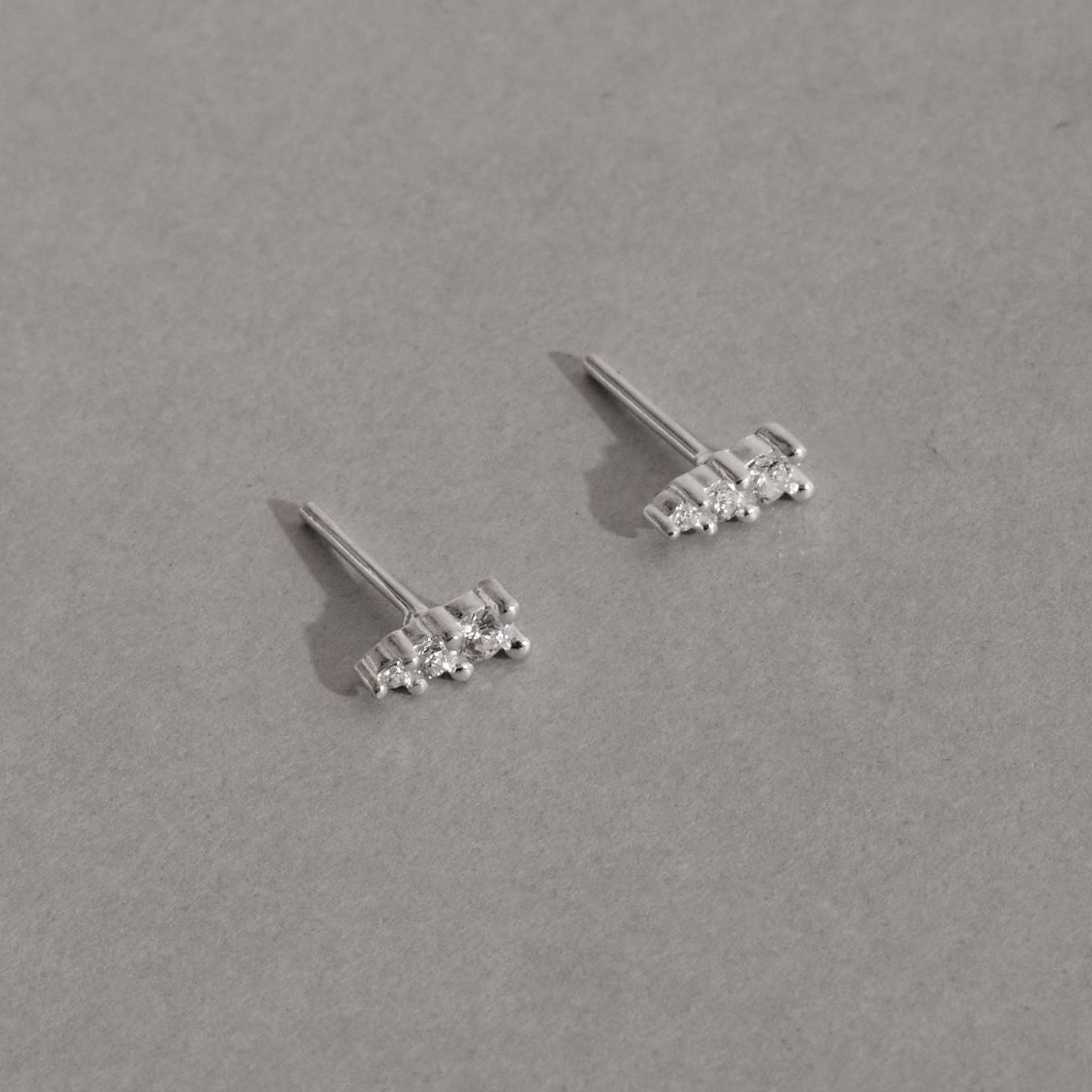 Imagem Secundária Brinco triângulo isósceles 3 zircônias 6mm
