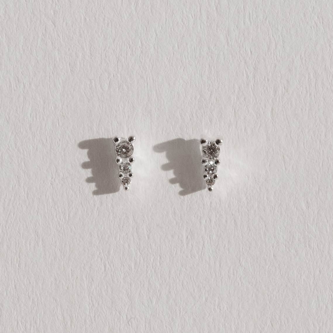 Imagem Brinco triângulo isósceles 3 zircônias 6mm