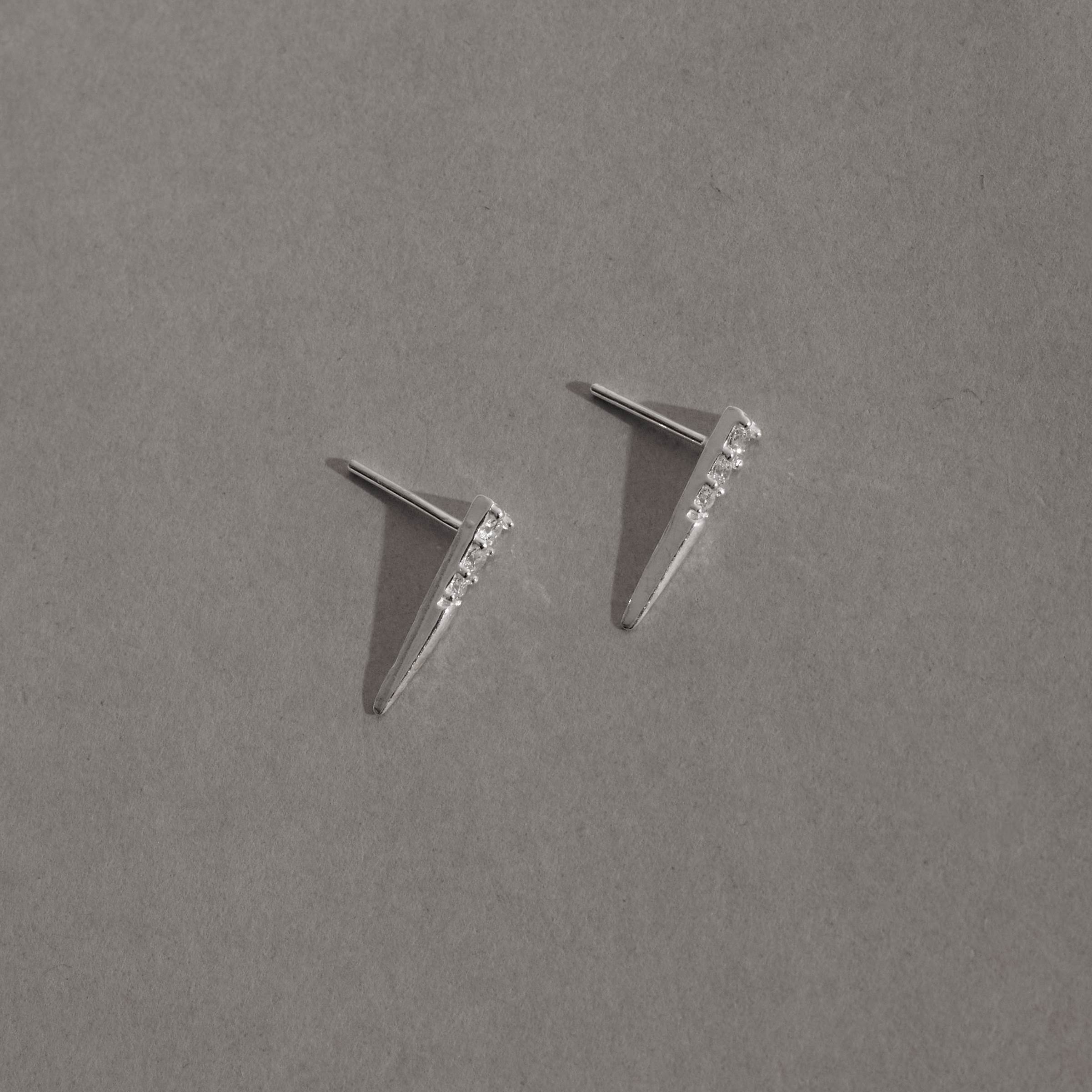 Imagem Secundária Brinco triângulo isósceles detalhe cravejado 14mm