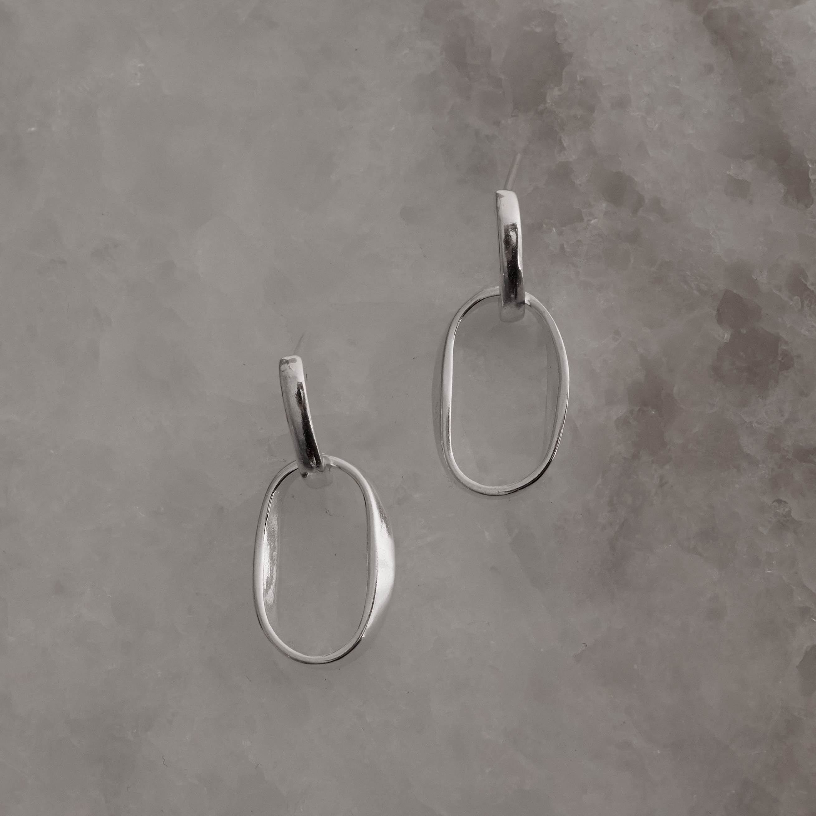 Imagem Secundária Brinco meia argola pingente elo oval 19mm tarraxa
