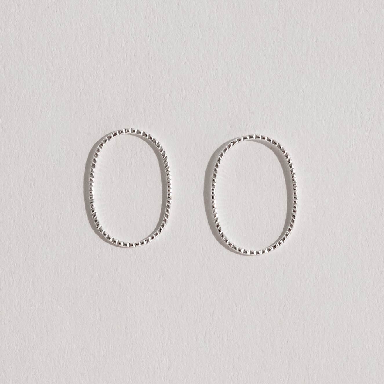 Imagem Brinco oval vazado riscado 26mm