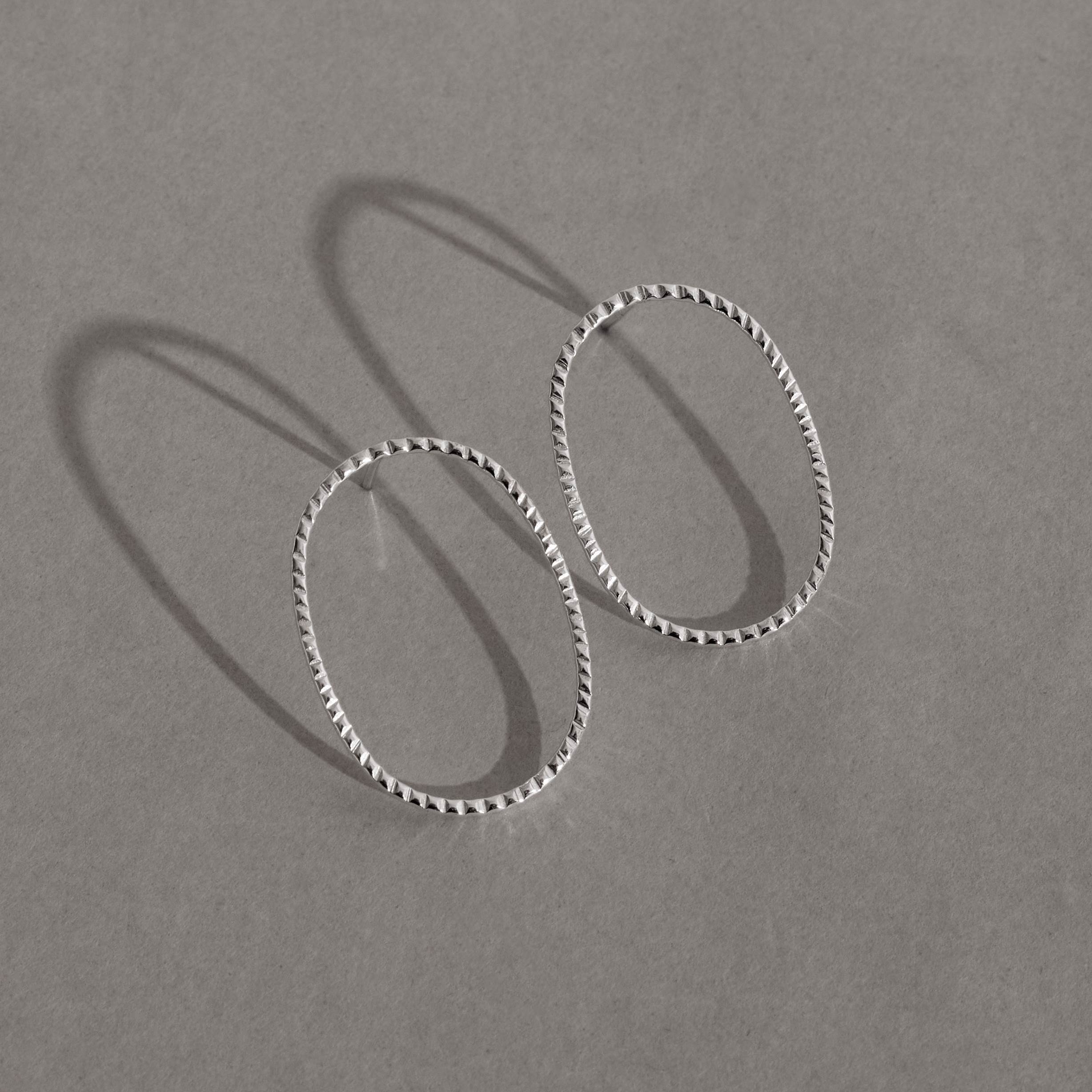 Imagem Secundária Brinco oval vazado riscado 26mm