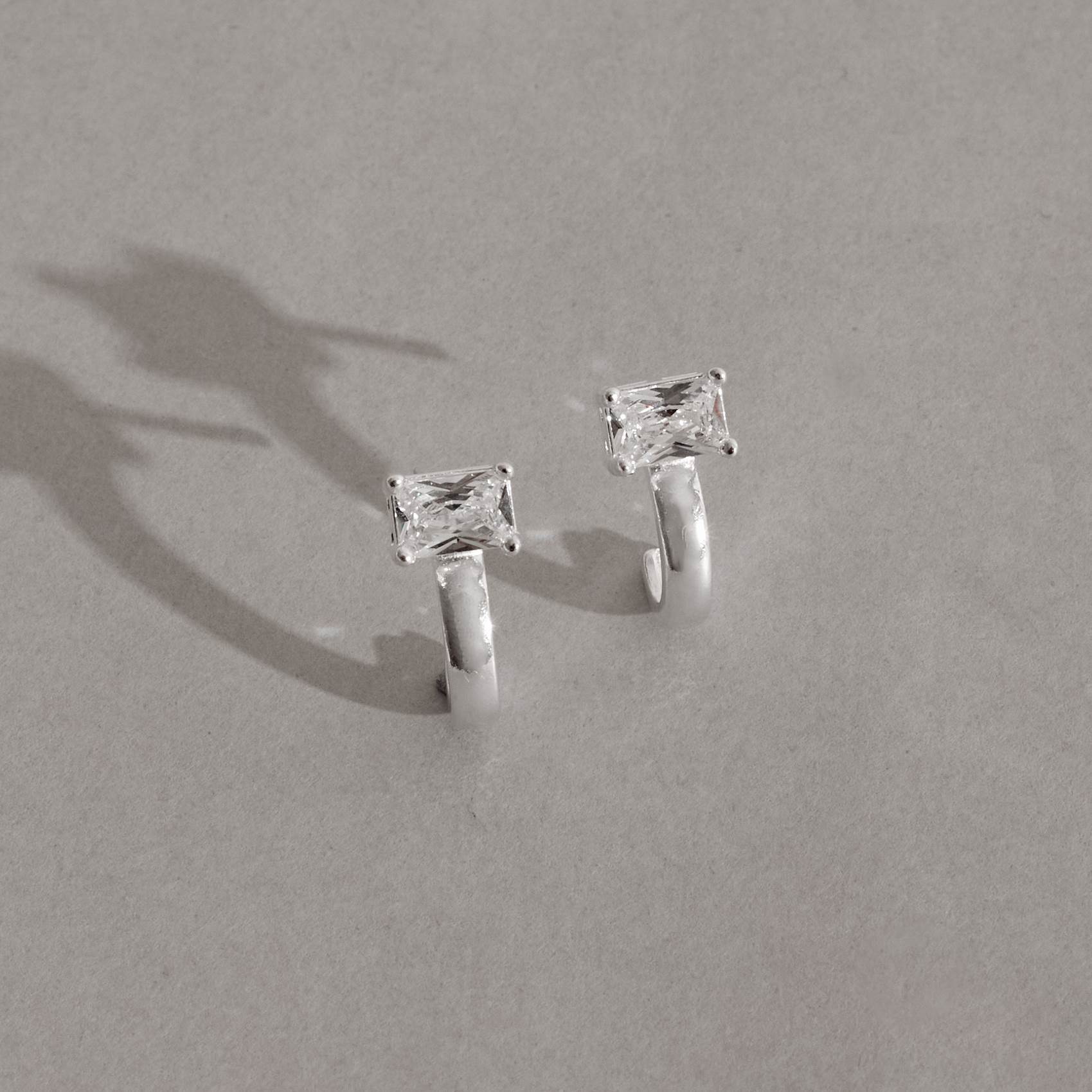 Imagem Brinco meia argola com zircônia retangular 14mm tarraxa