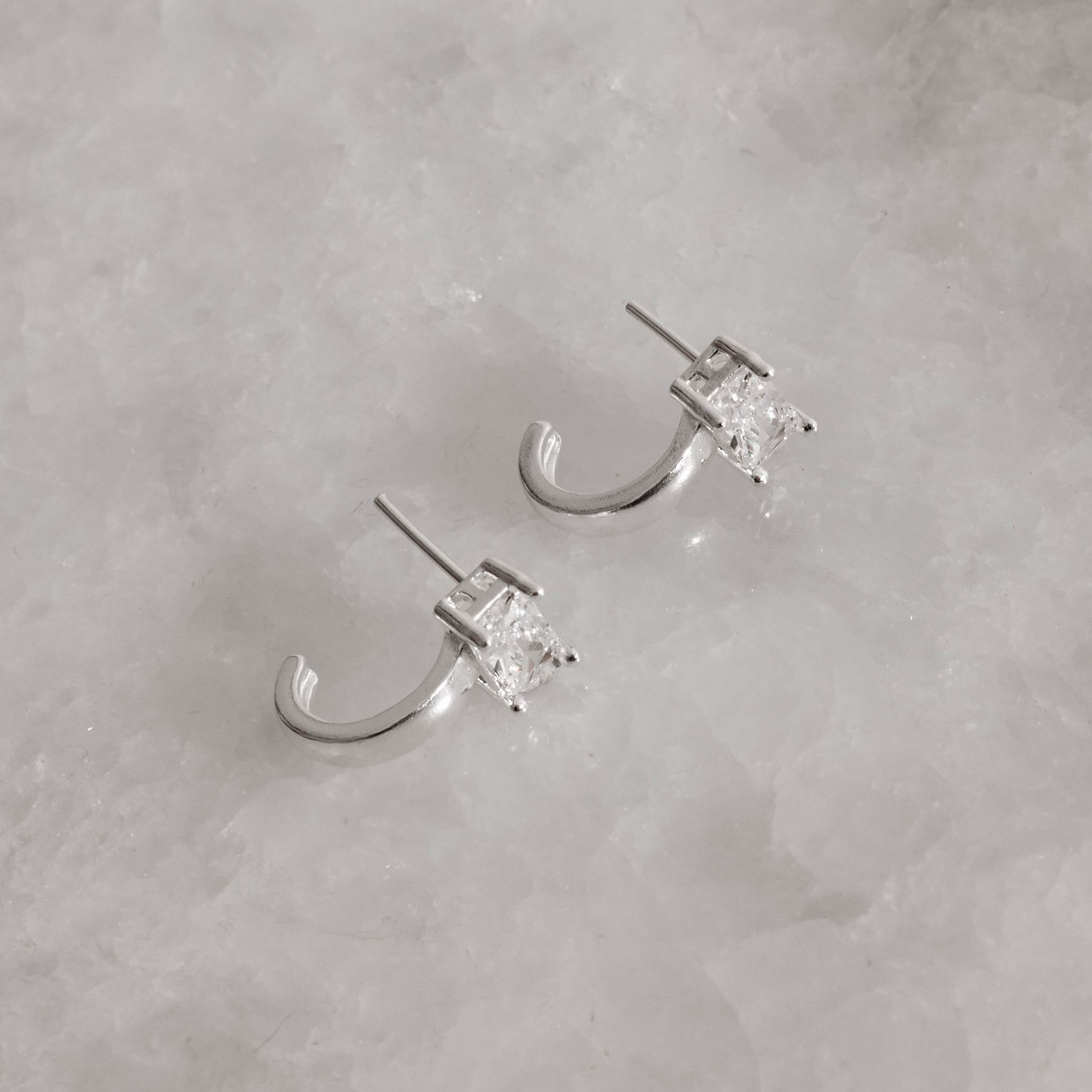Imagem Secundária Brinco meia argola com zircônia retangular 14mm tarraxa