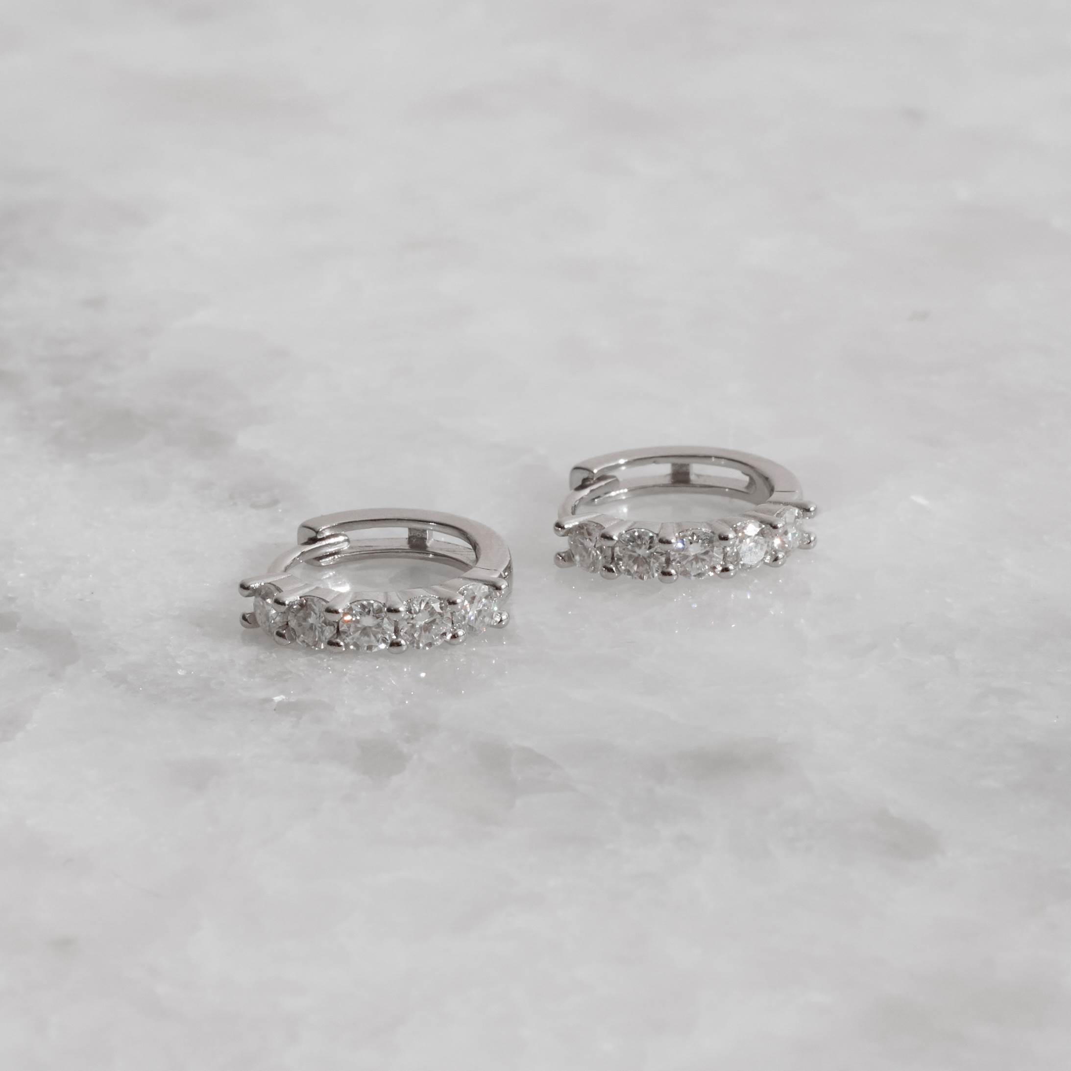 Imagem Secundária Argola click 14mm com moissanites 3mm ródio