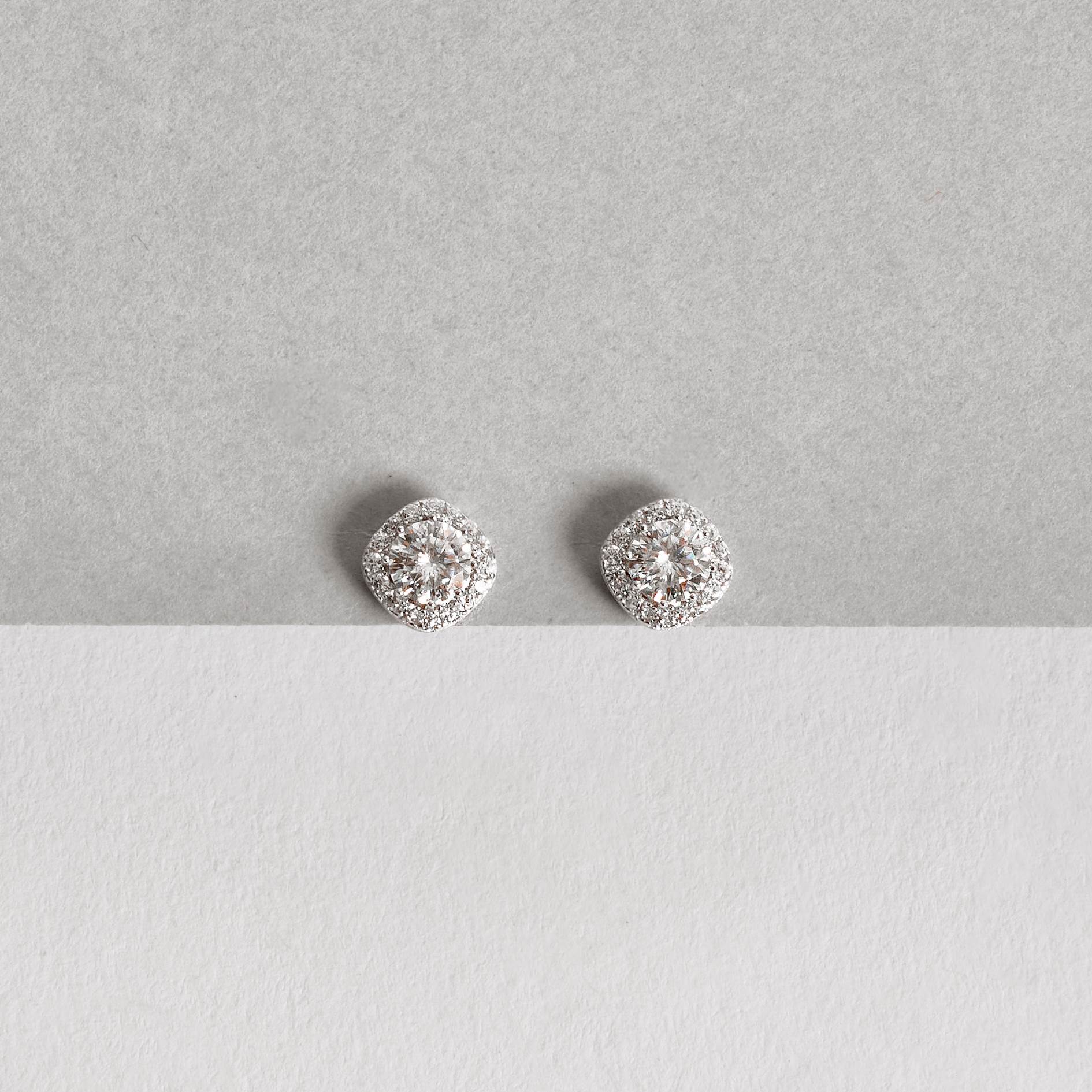 Brinco moissanite cristal 5mm com quadrado cravejado ródio