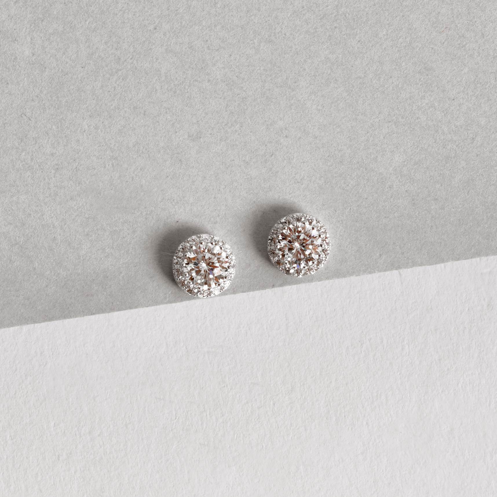 Brinco moissanite 5mm com cravejado cristal ródio