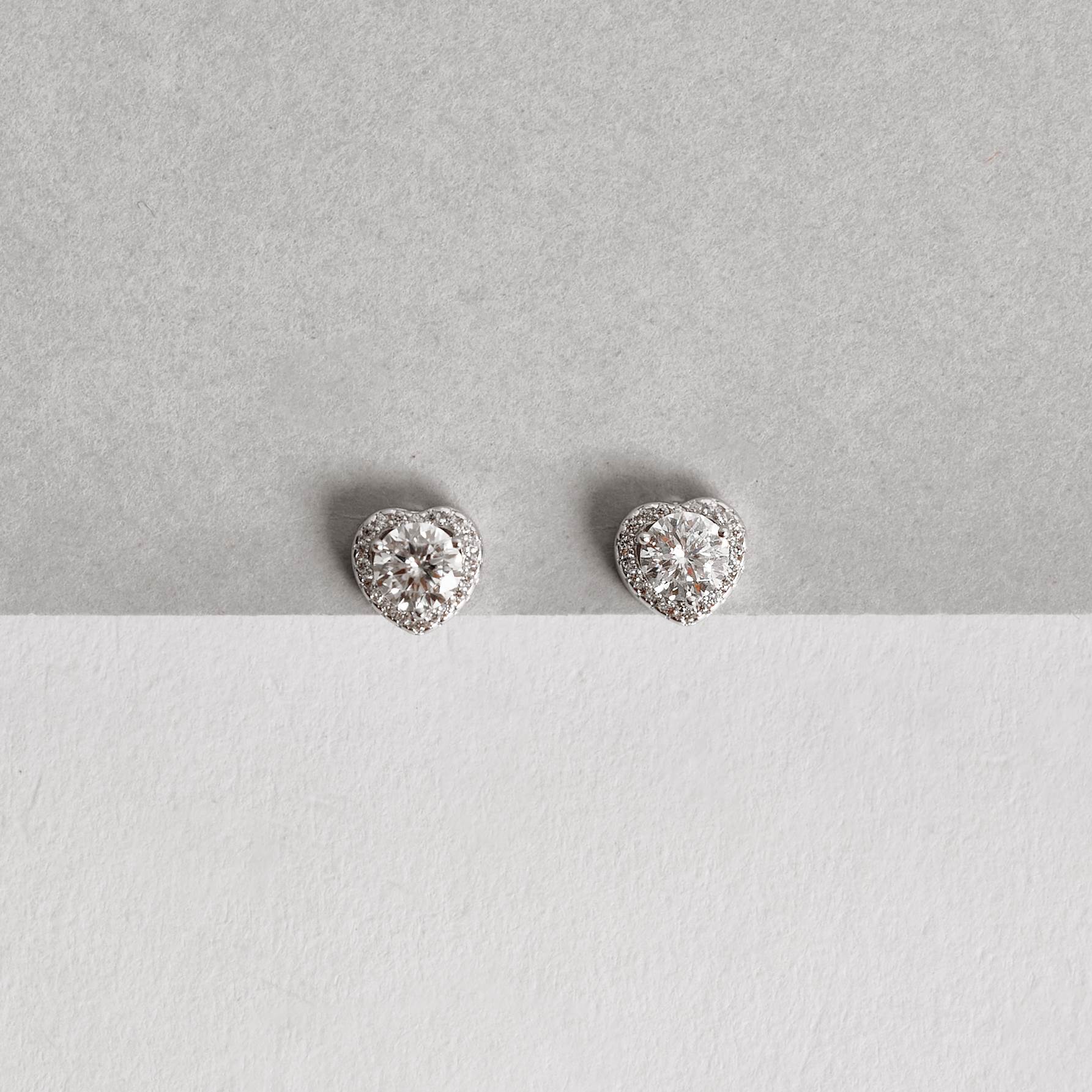 Brinco moissanite cristal 5mm com coração cravejado ródio