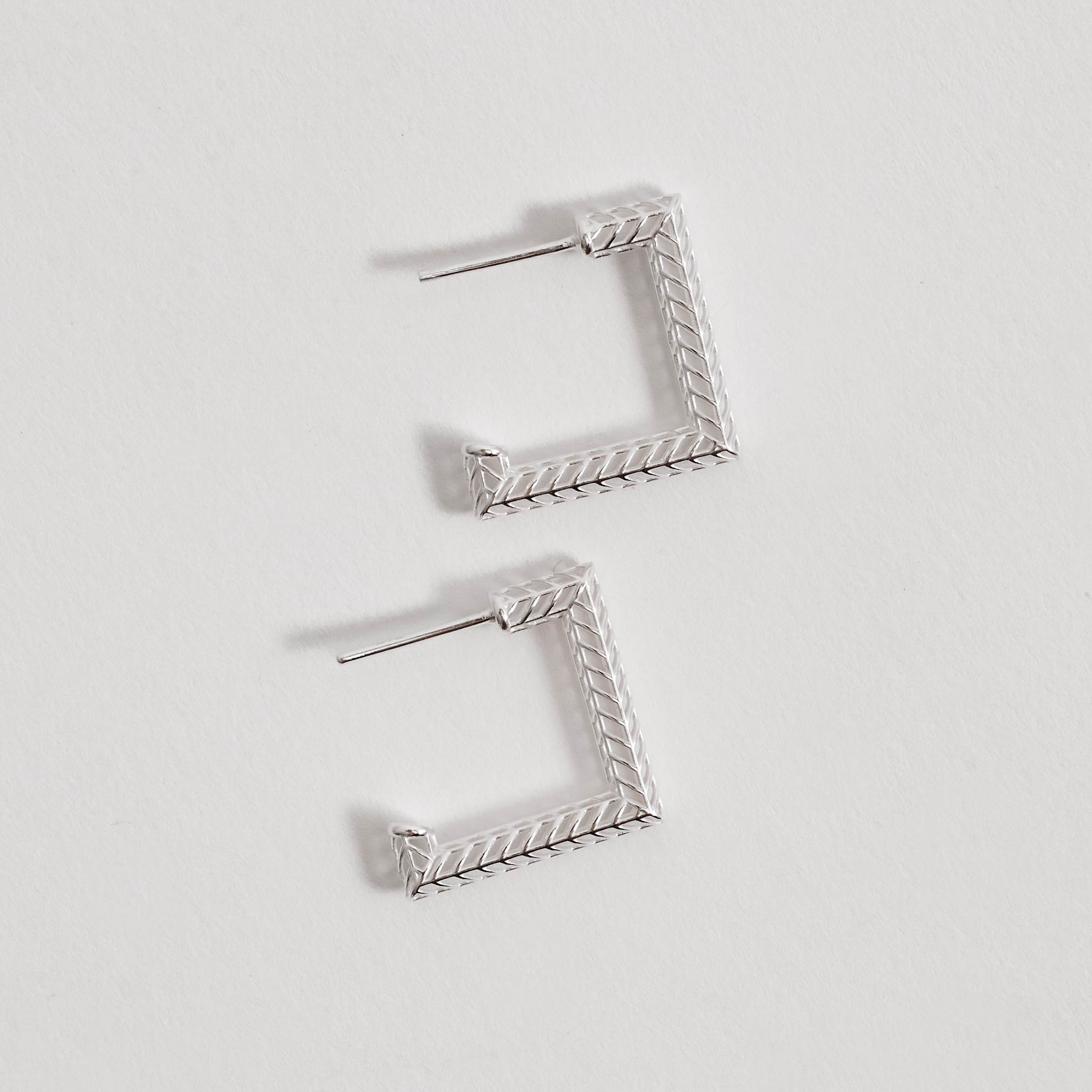 Imagem Argola quadrada renda Italiana 17mm tarraxa