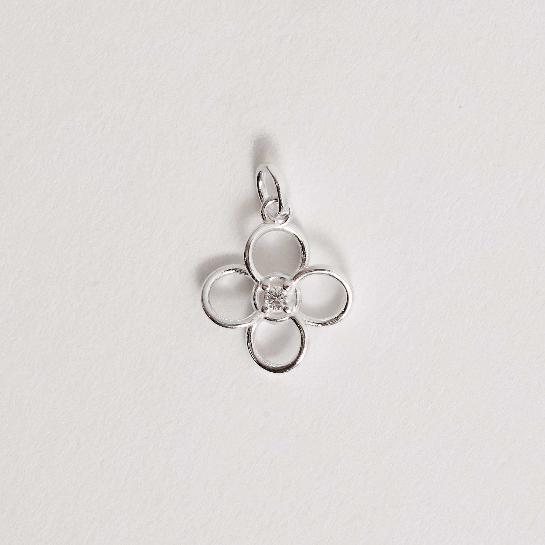 Pingente trevo vazado detalhe zircônia 13mm