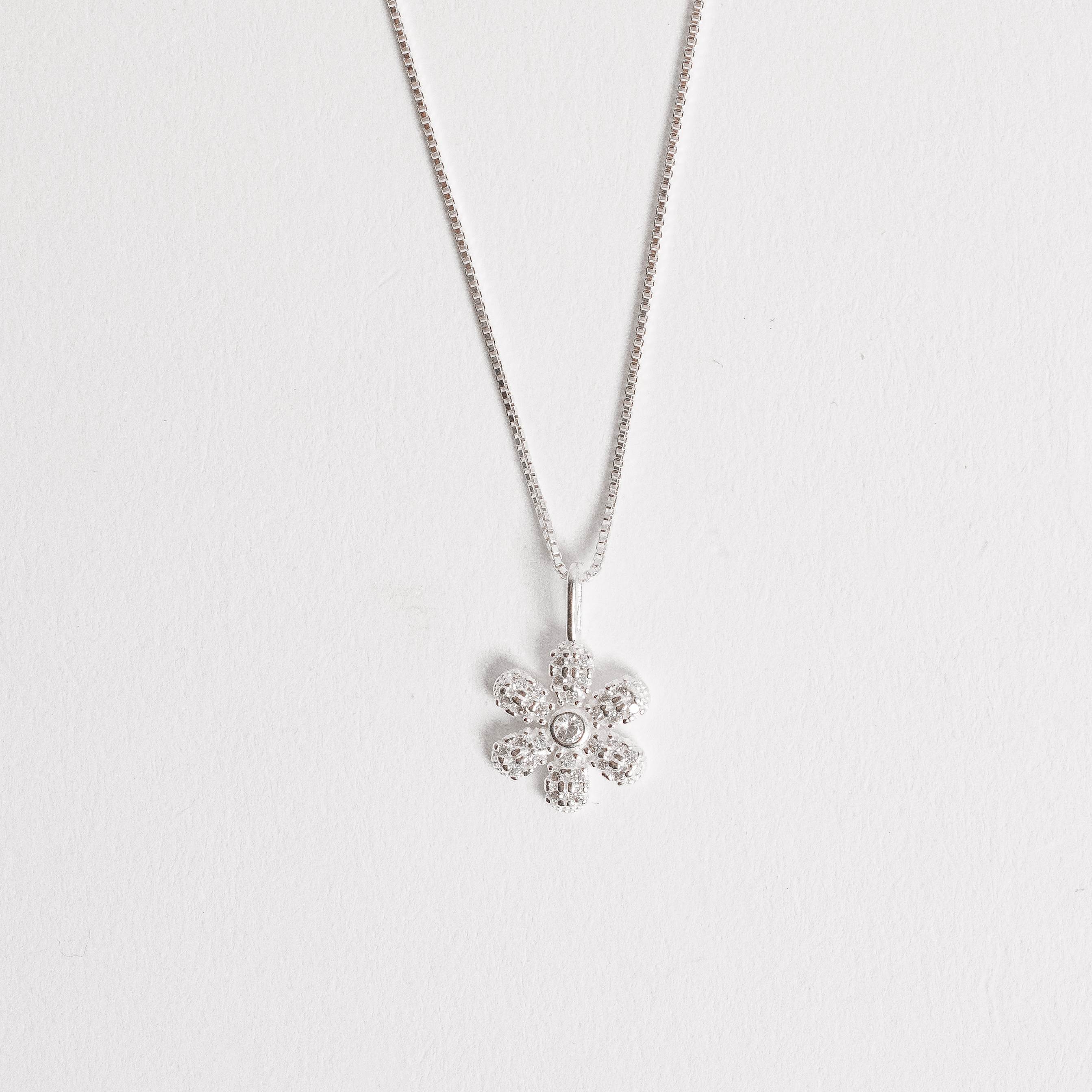 Imagem Colar pingente flor cravejada 11mm 45cm