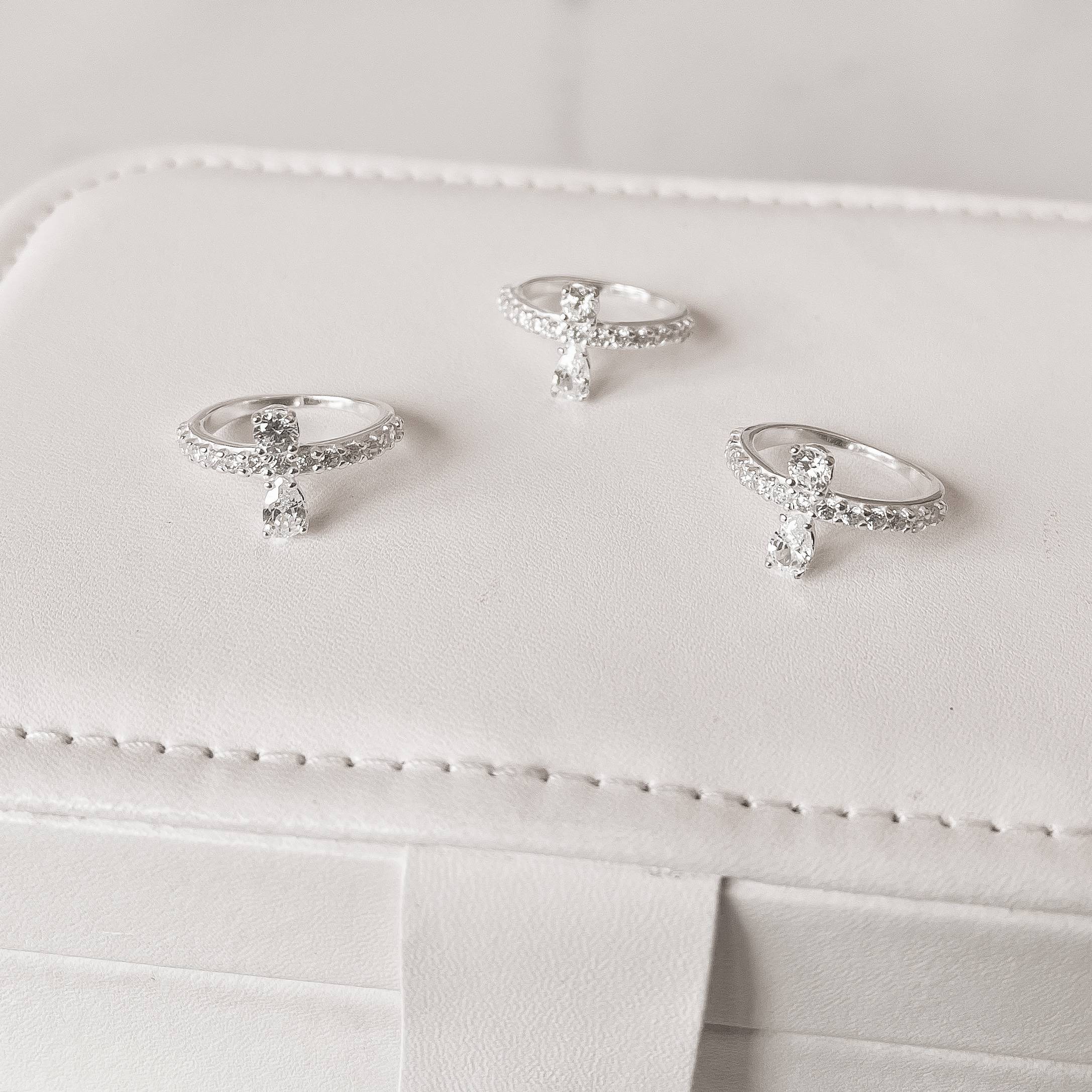 Anel meia aliança detalhe zircônias redonda e gota