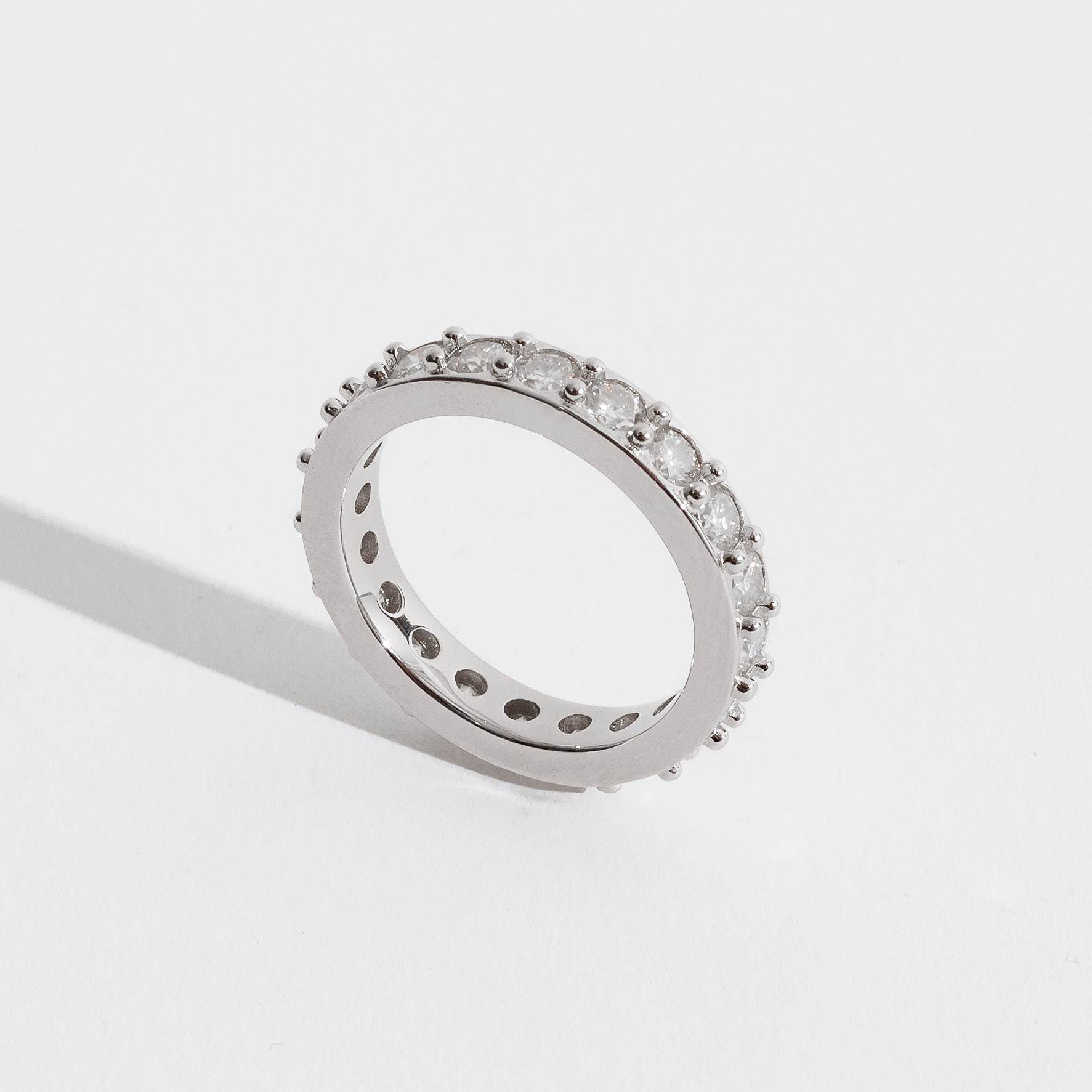 Imagem Secundária Anel aliança cravejada com moissanites 3mm ródio