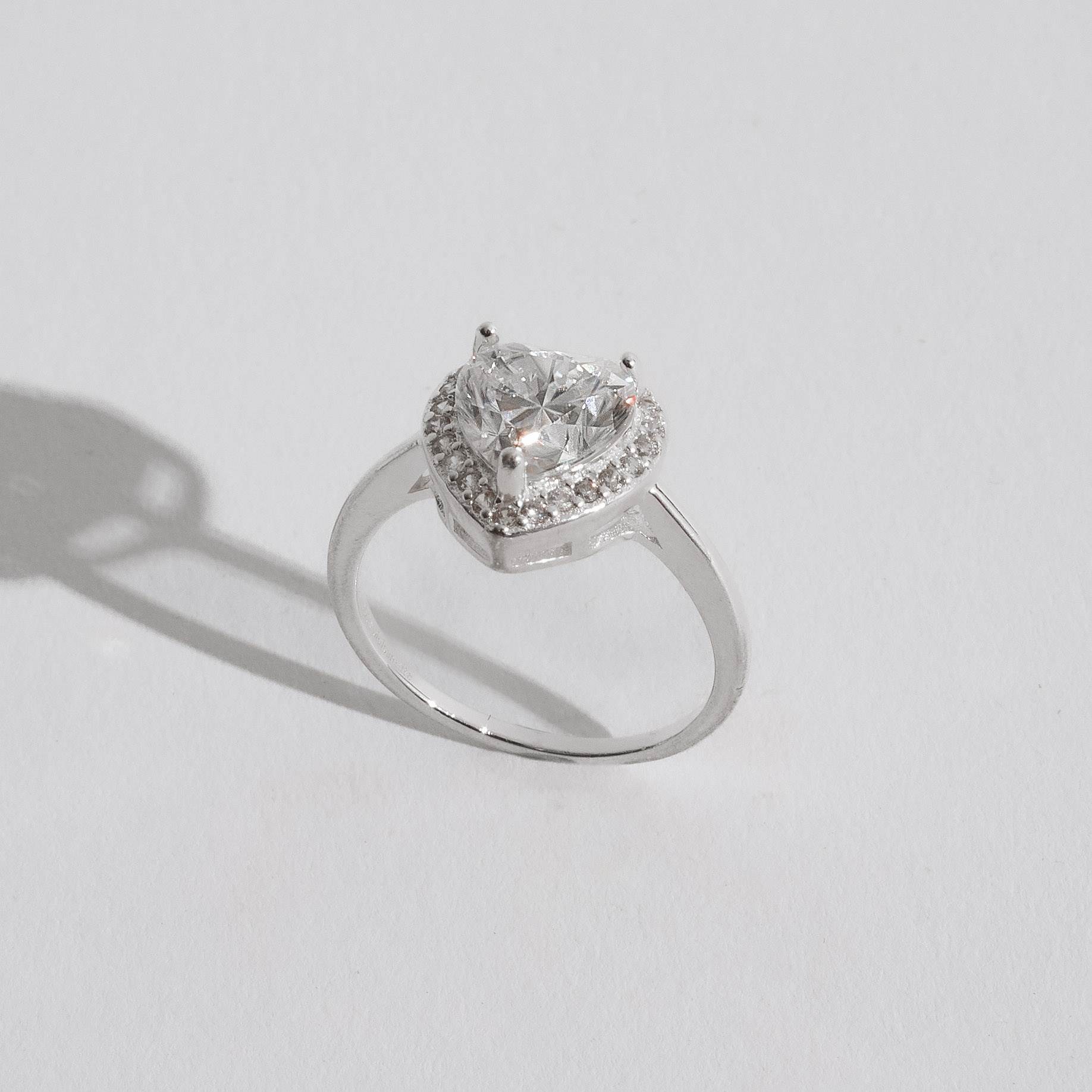 Imagem Secundária Anel moissanite coração 8mm com cravejado