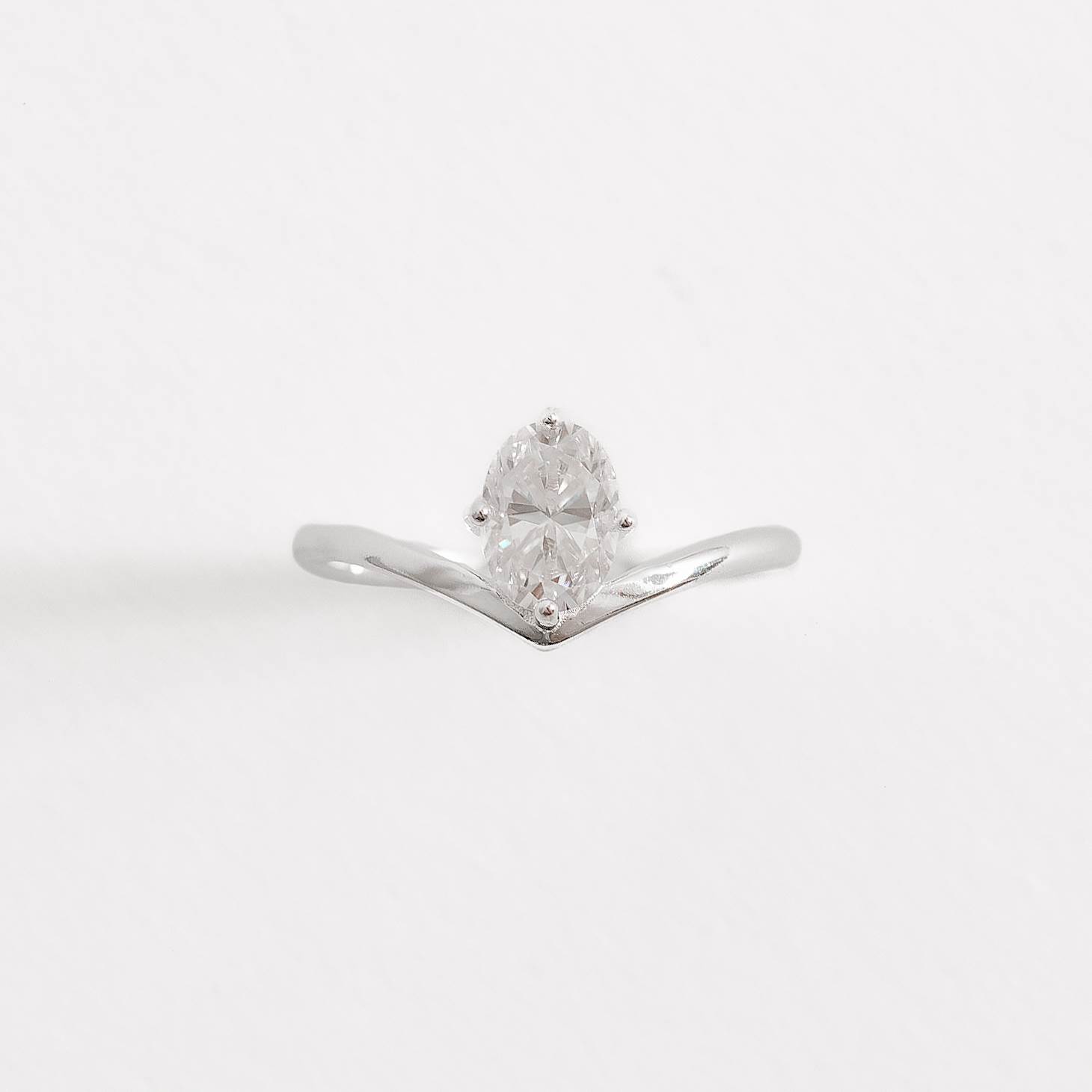 Imagem Anel v solitário moissanite oval 5x7mm