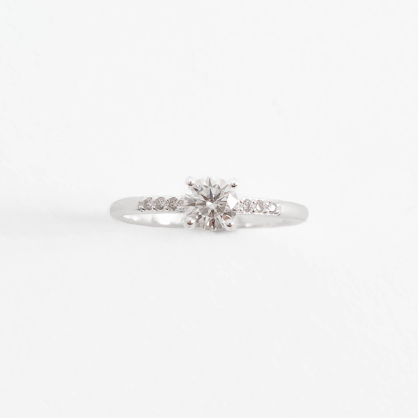 Anel solitário moissanite 5mm com cravejado embutido