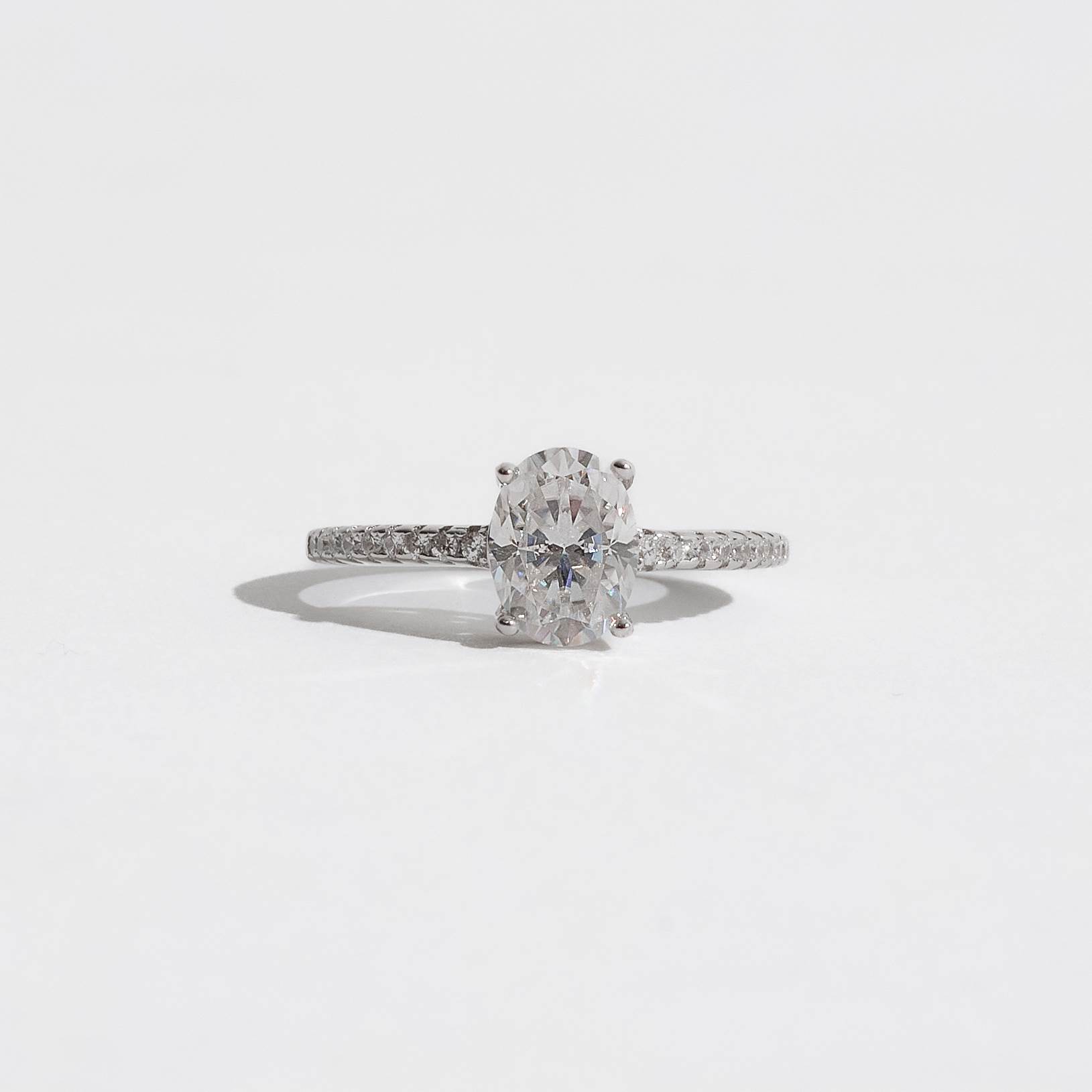 Imagem Anel moissanite oval 8x6mm com cravejado ródio