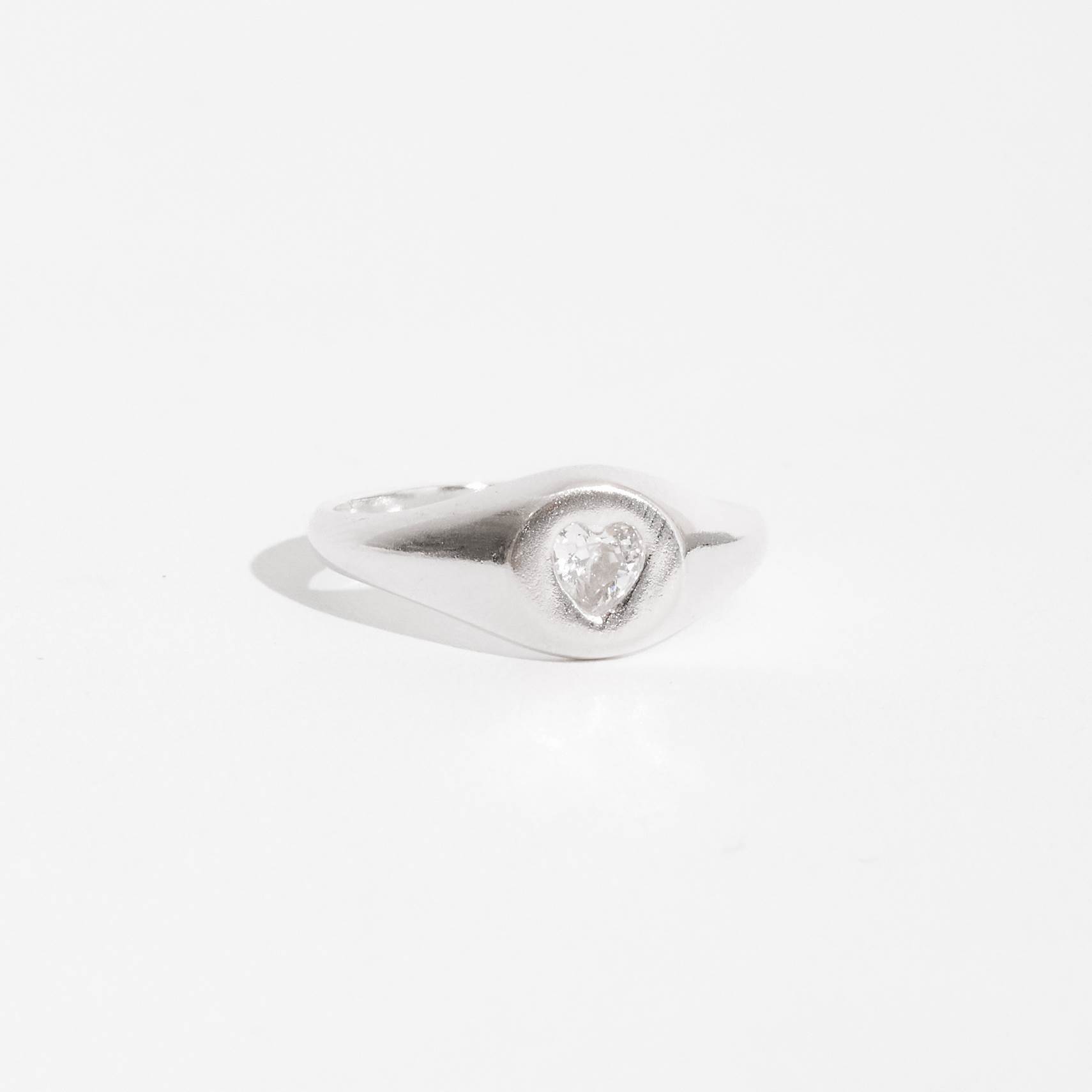 Anel oval com zircônia coração