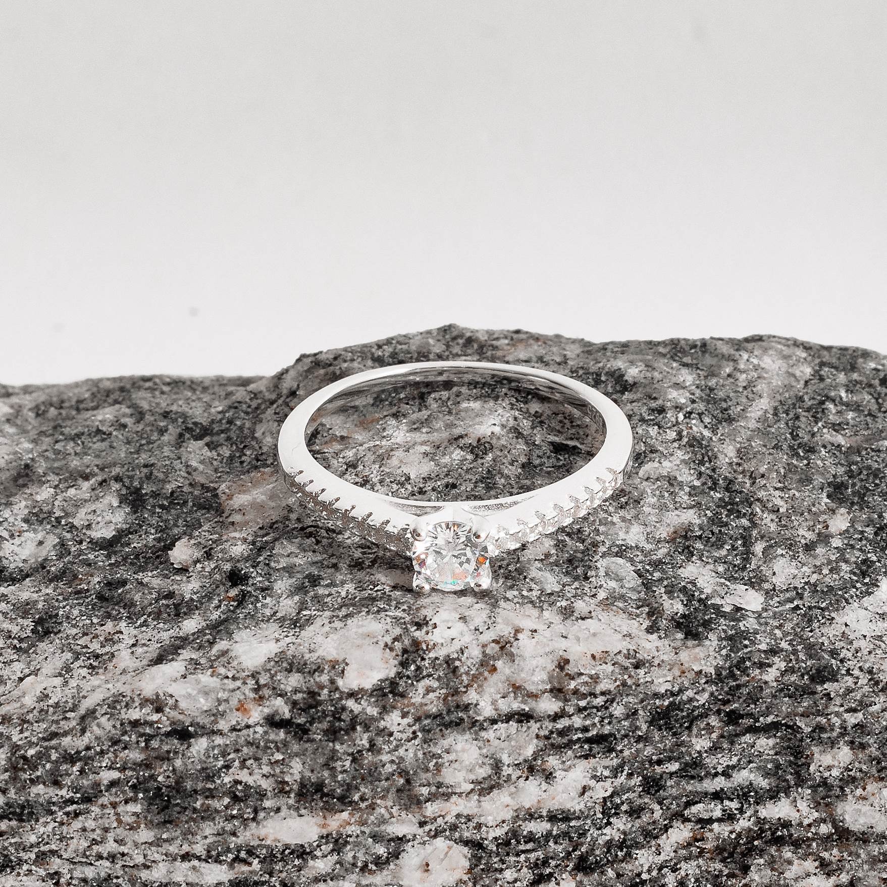 Imagem Secundária Anel meia aliança com solitário 4mm cristal