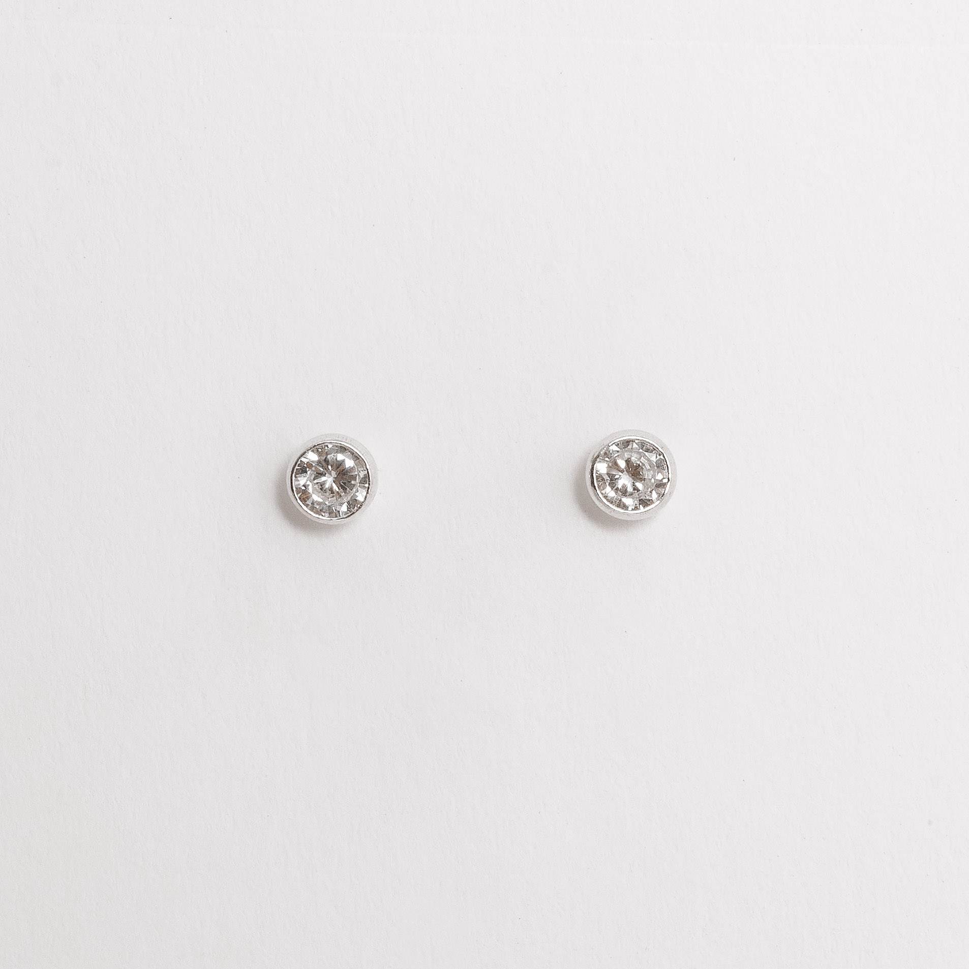 Imagem Brinco zircônia europeia redonda embutida 4mm
