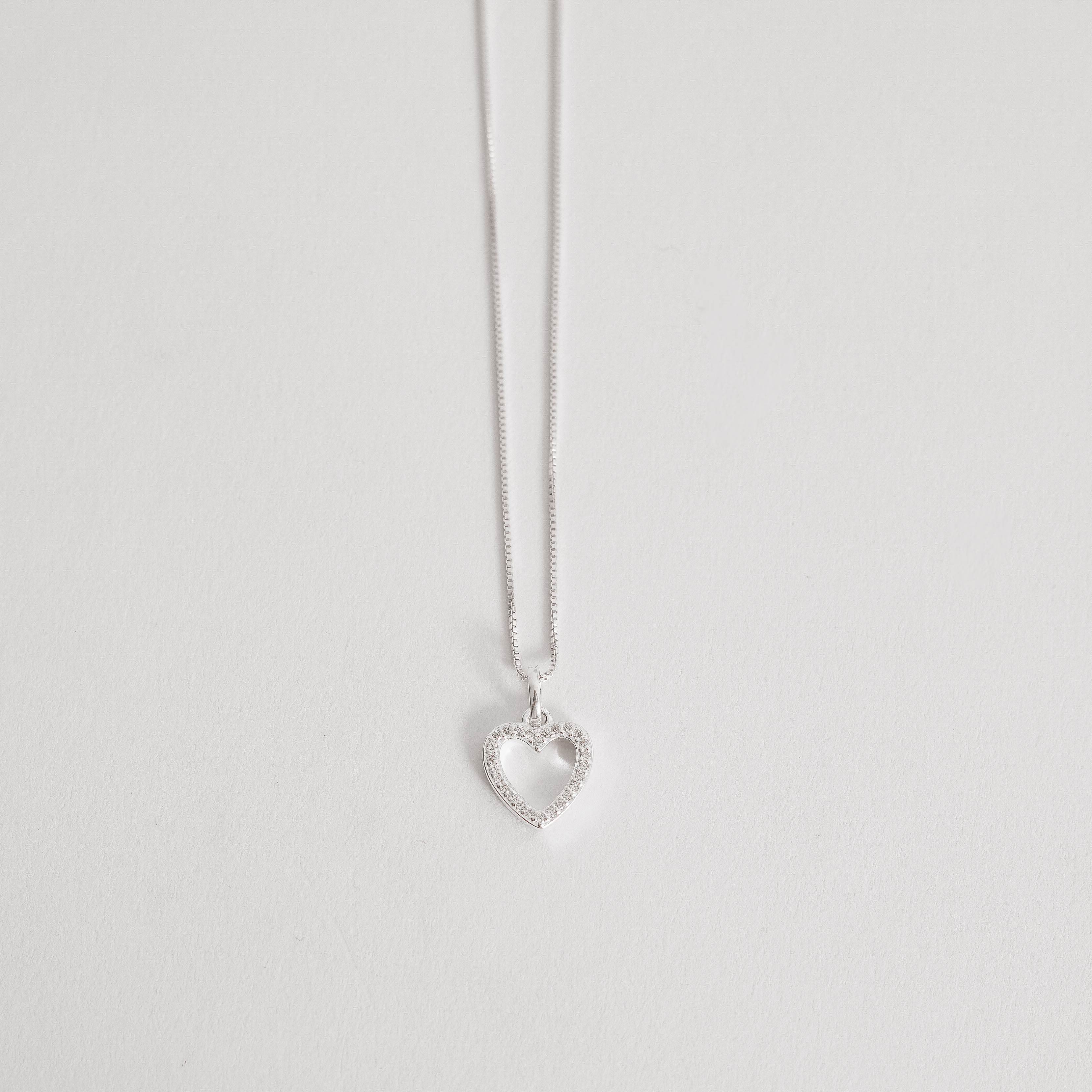 Imagem Secundária Colar pingente coração vazado cravejado cristal 11mm 45cm