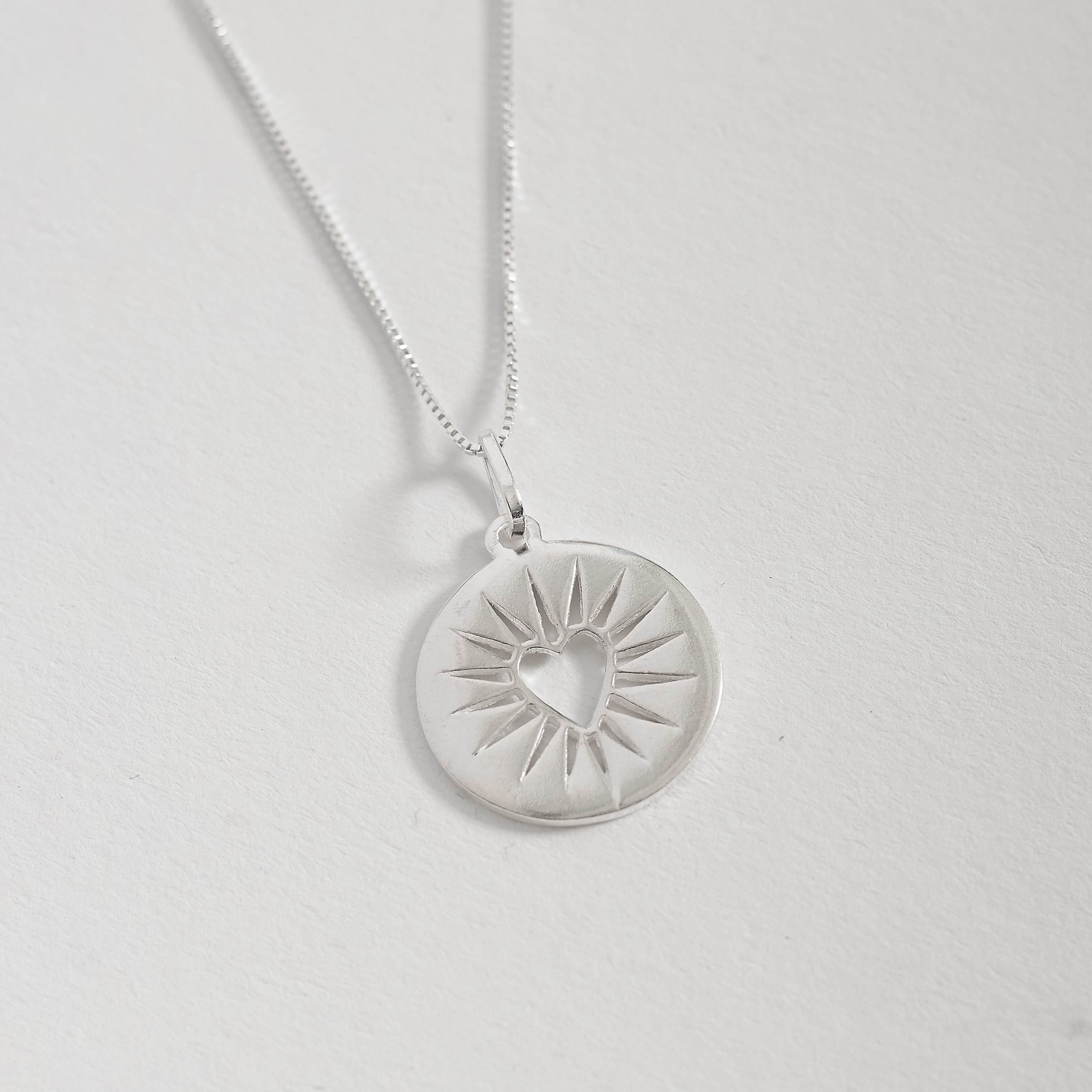 Colar pingente medalha coração com detalhes 18mm 45cm