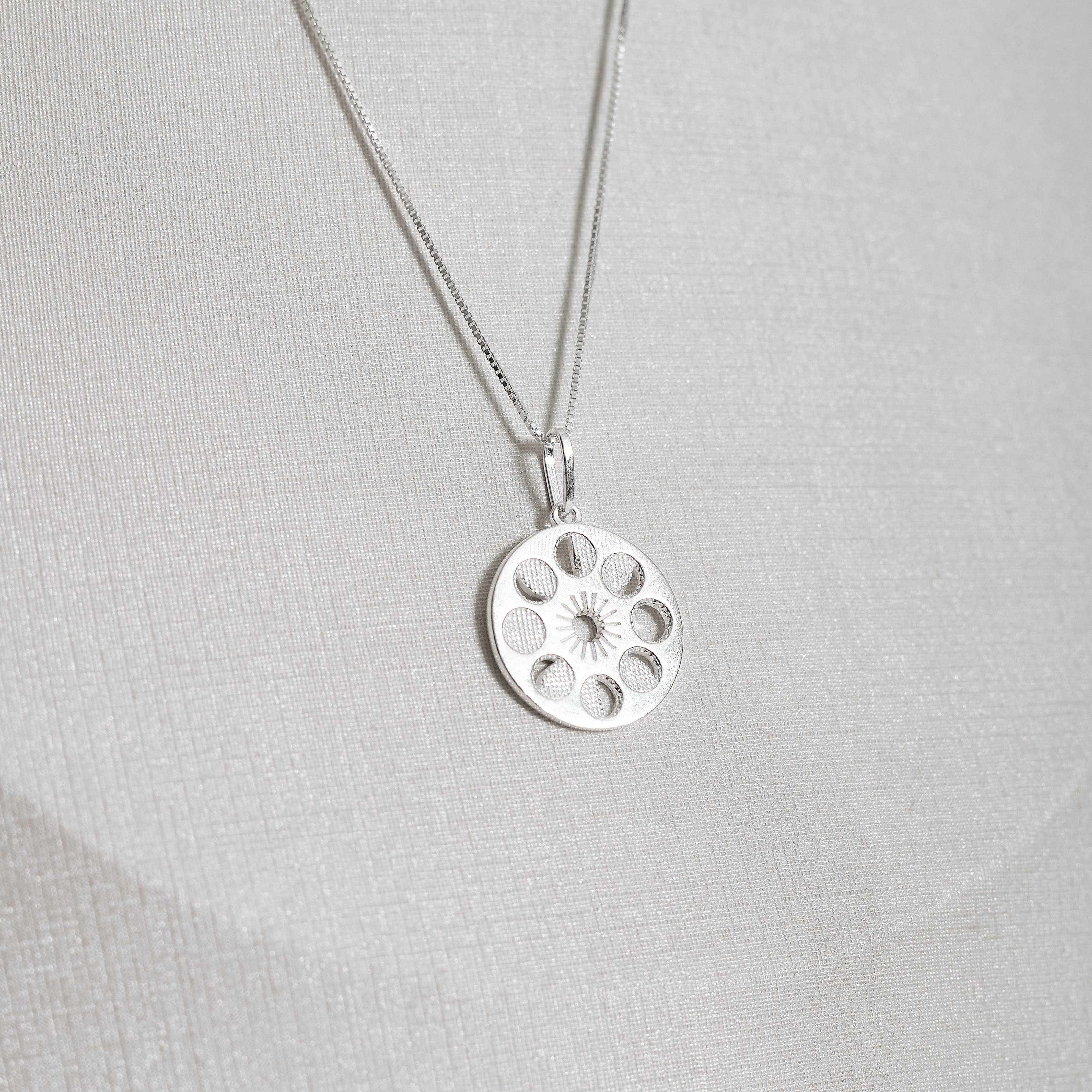 Colar pingente medalha fases da lua 17mm 45cm