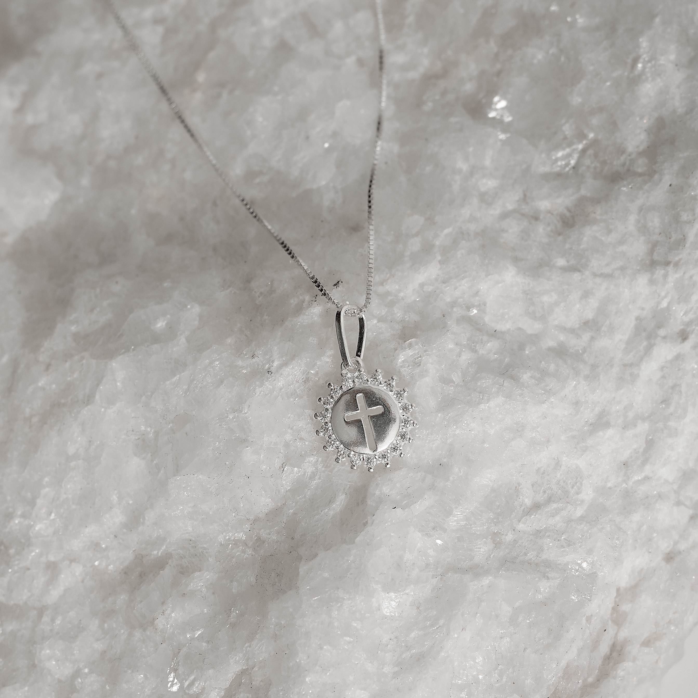 Imagem Secundária Colar pingente medalha cruz cravejada 12mm 45cm