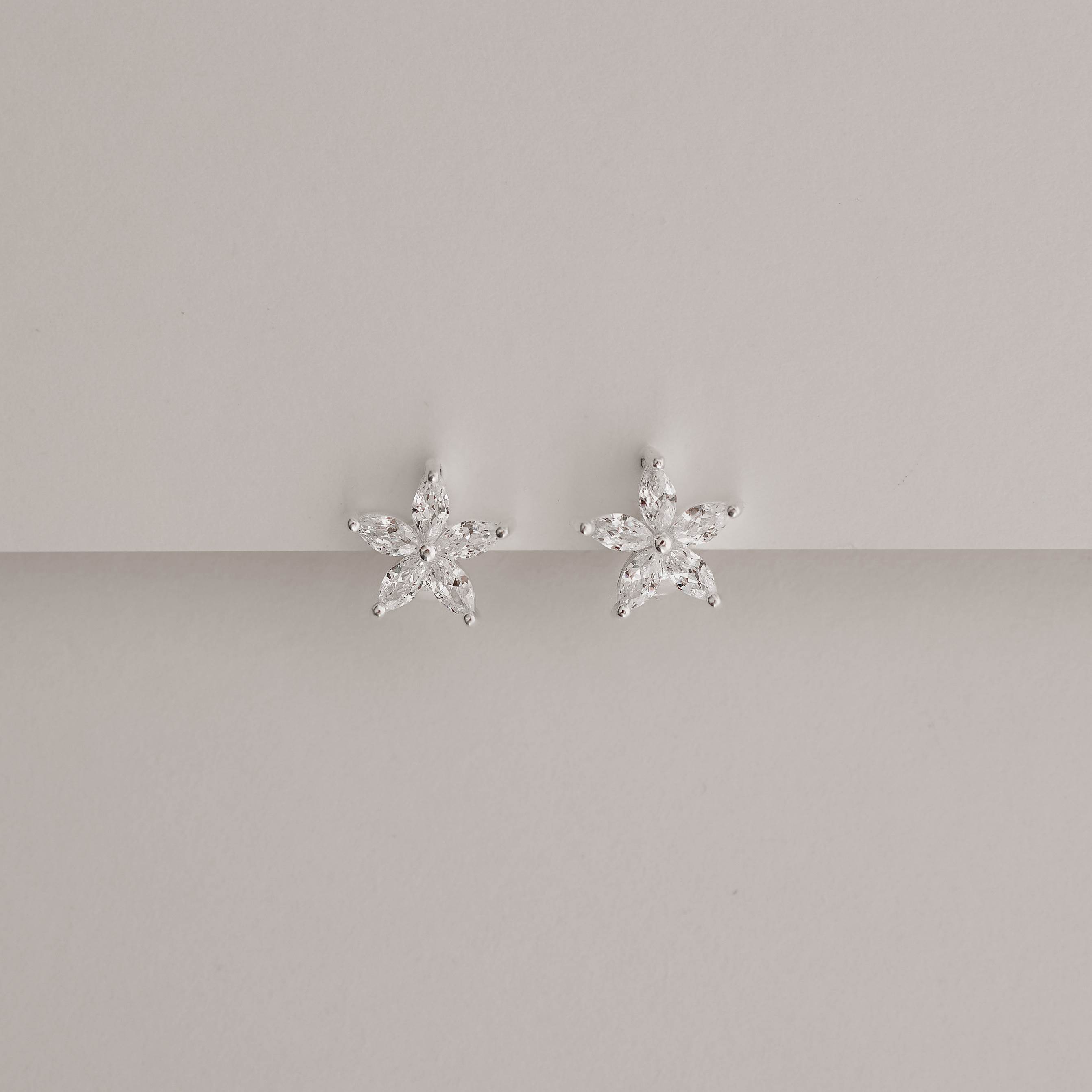 Argola click 10mm flor cravejada