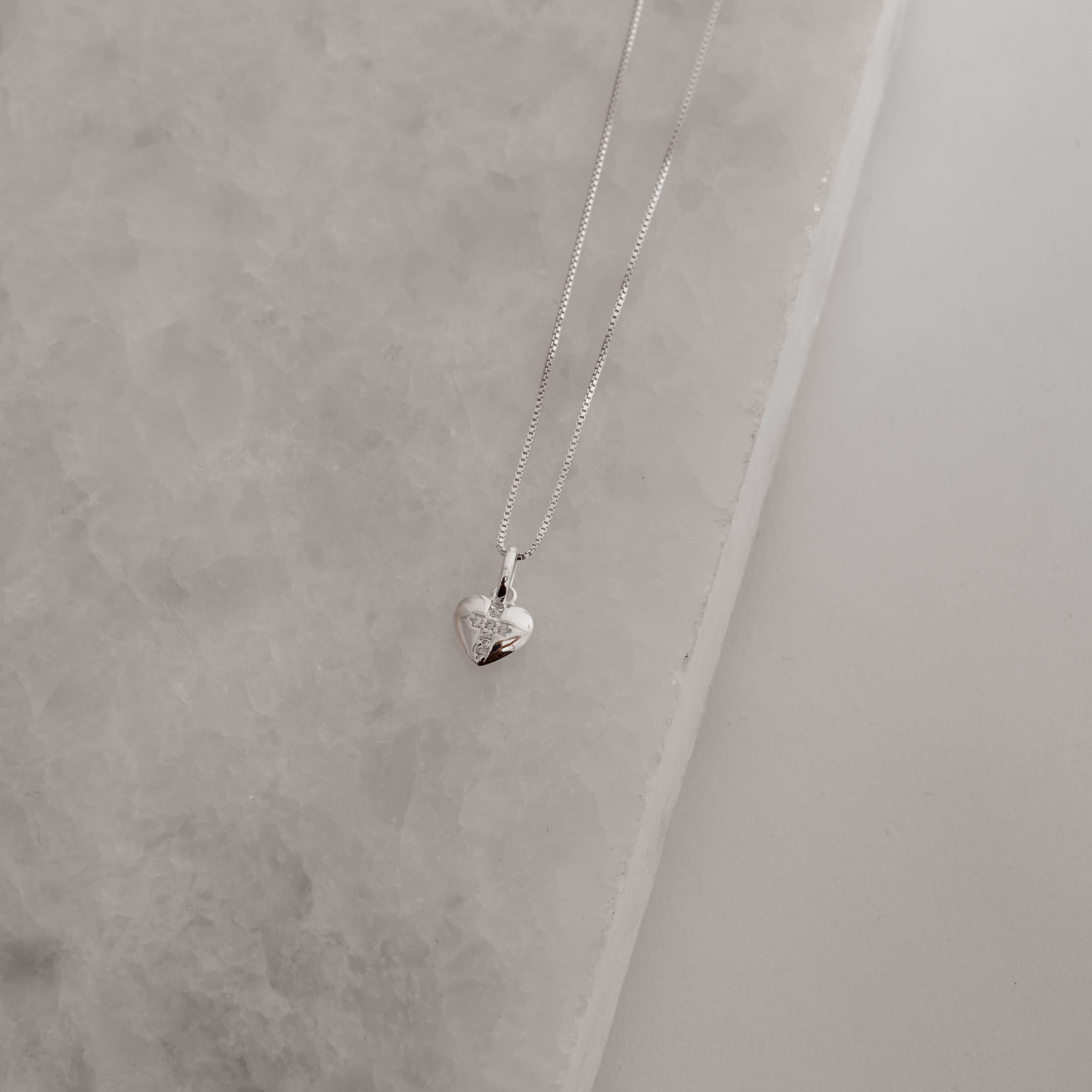 Imagem Secundária Colar pingente coração com cruz cravejada 8mm 40cm