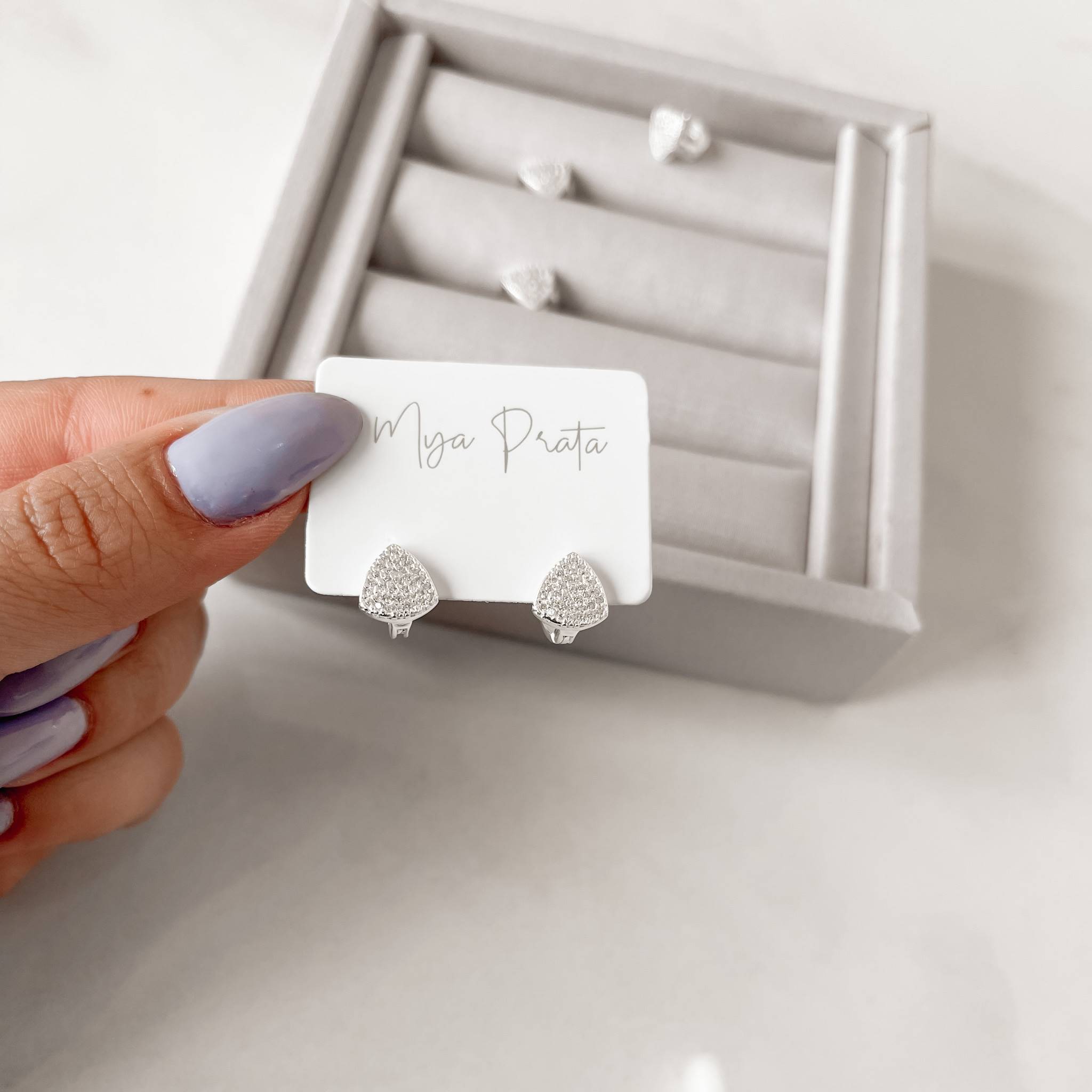 Argola click 9mm triângulo cravejado