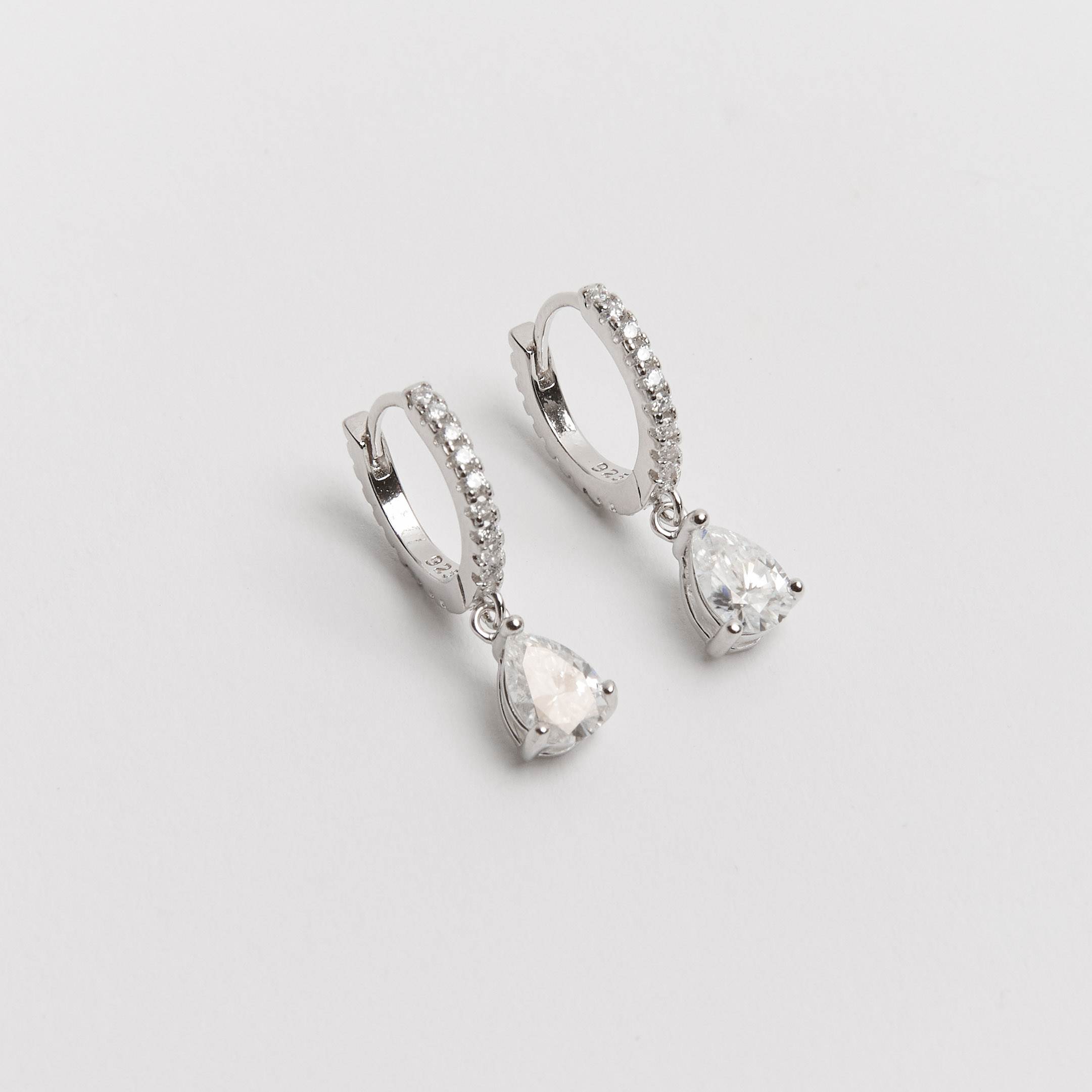 Imagem Argola click cravejada de moissanites 13mm com pingente gota ródio
