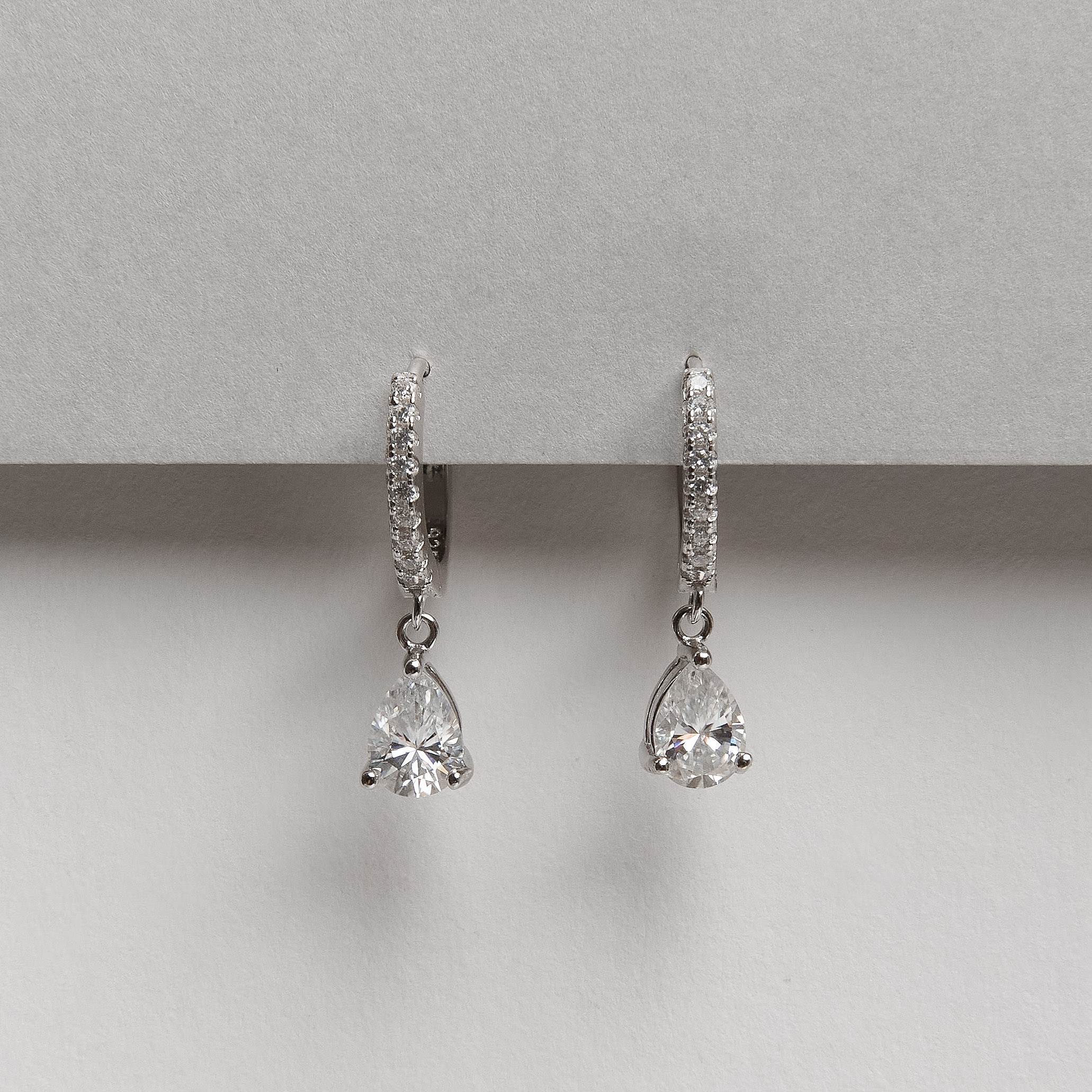 Imagem Secundária Argola click cravejada de moissanites 13mm com pingente gota ródio