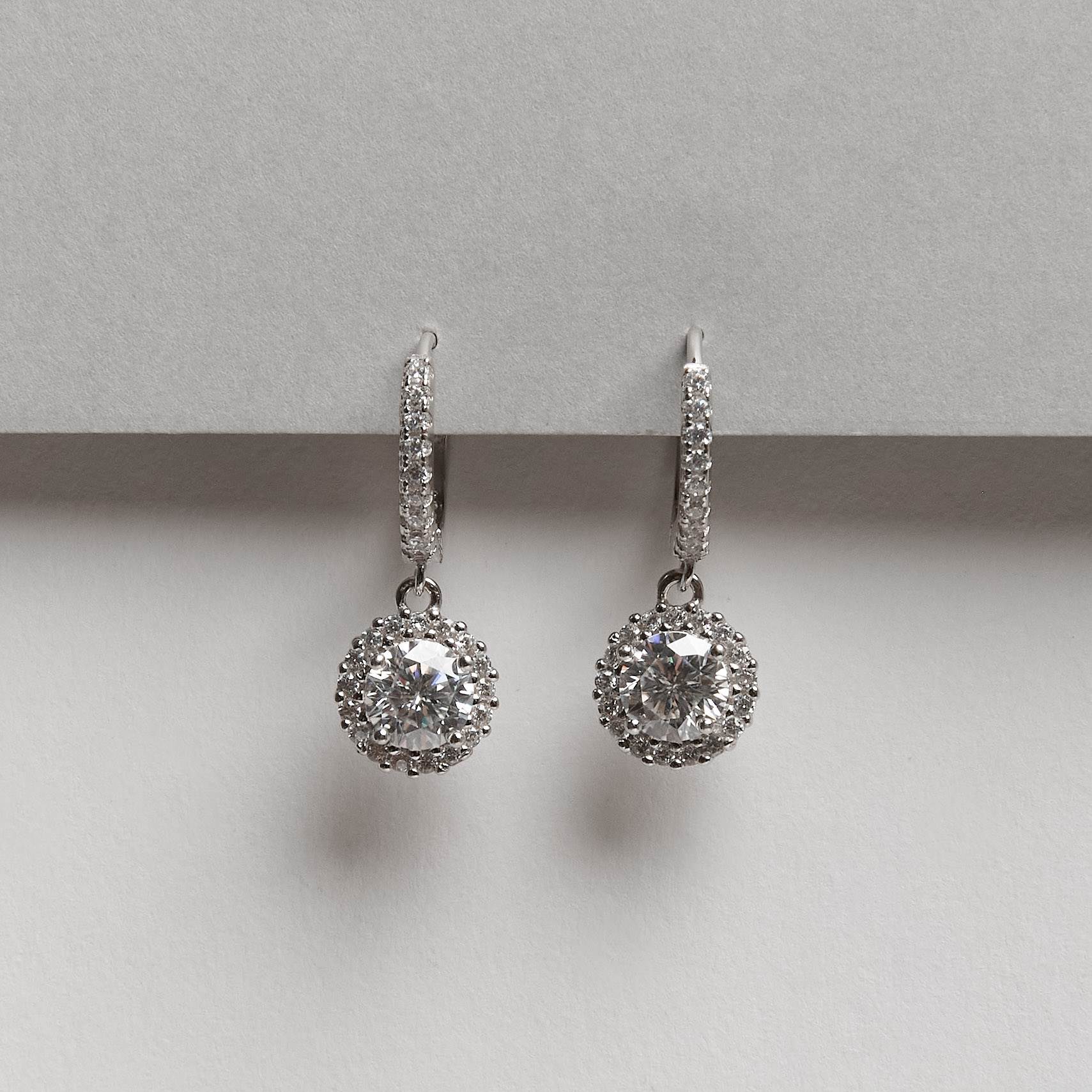 Imagem Secundária Argola click cravejada de moissanites 13mm com pingente botão ródio