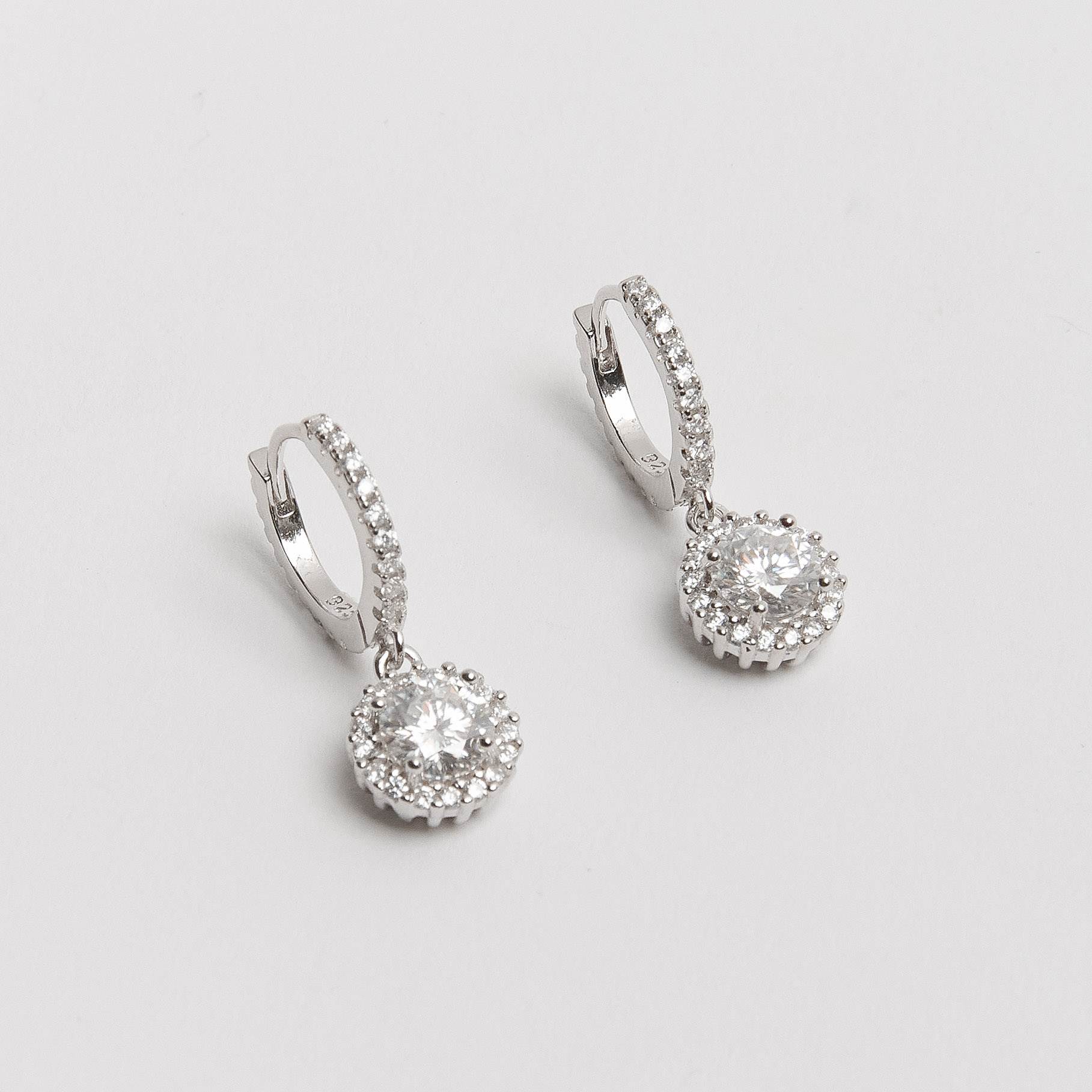 Imagem Argola click cravejada de moissanites 13mm com pingente botão ródio