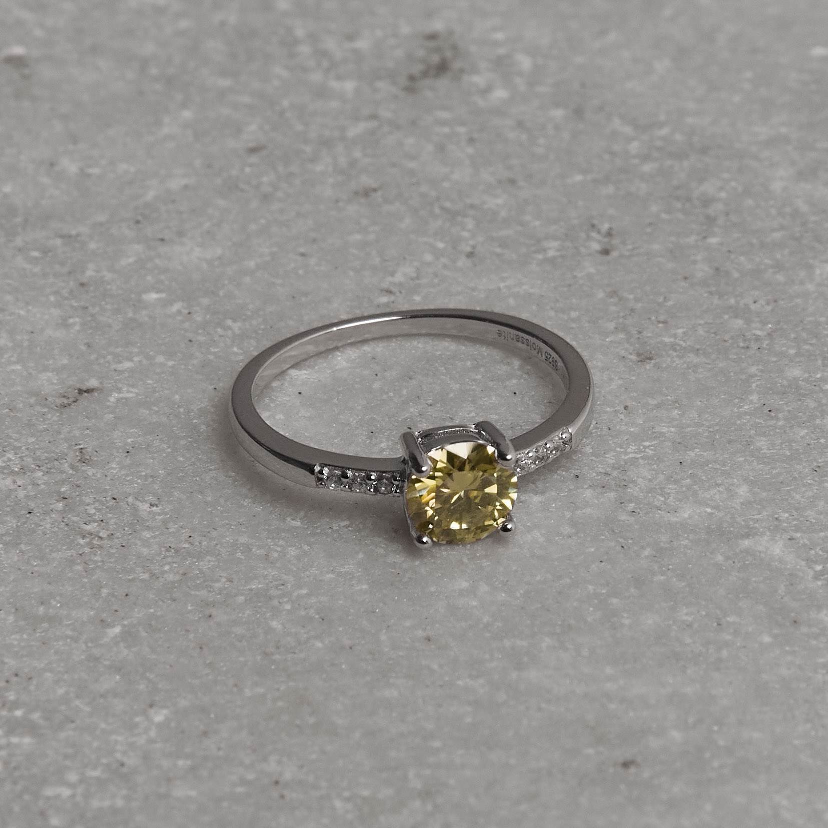 Imagem Secundária Anel solitário moissanite Yellow Fancy 6mm com cravejado ródio