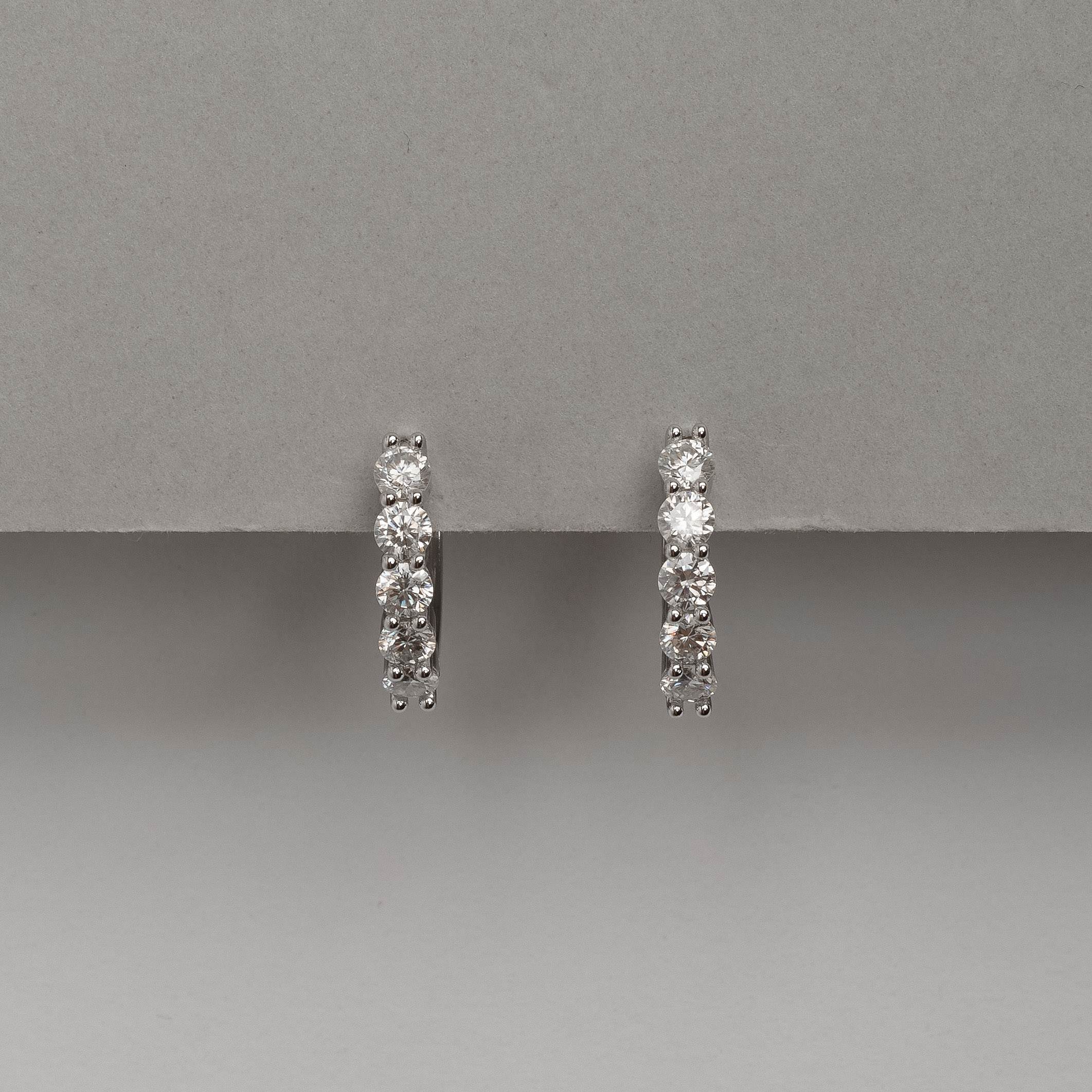 Imagem Secundária Argola click 15mm cravejada de moissanites 3mm ródio