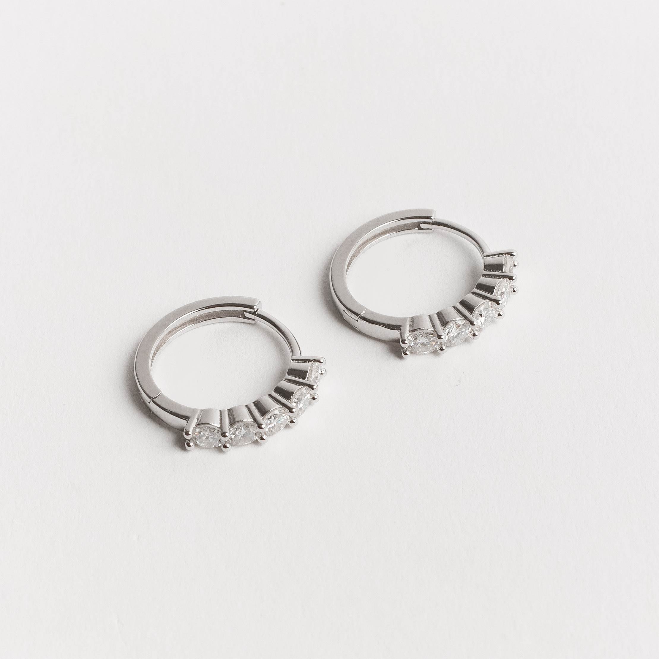 Imagem Argola click 15mm cravejada de moissanites 3mm ródio