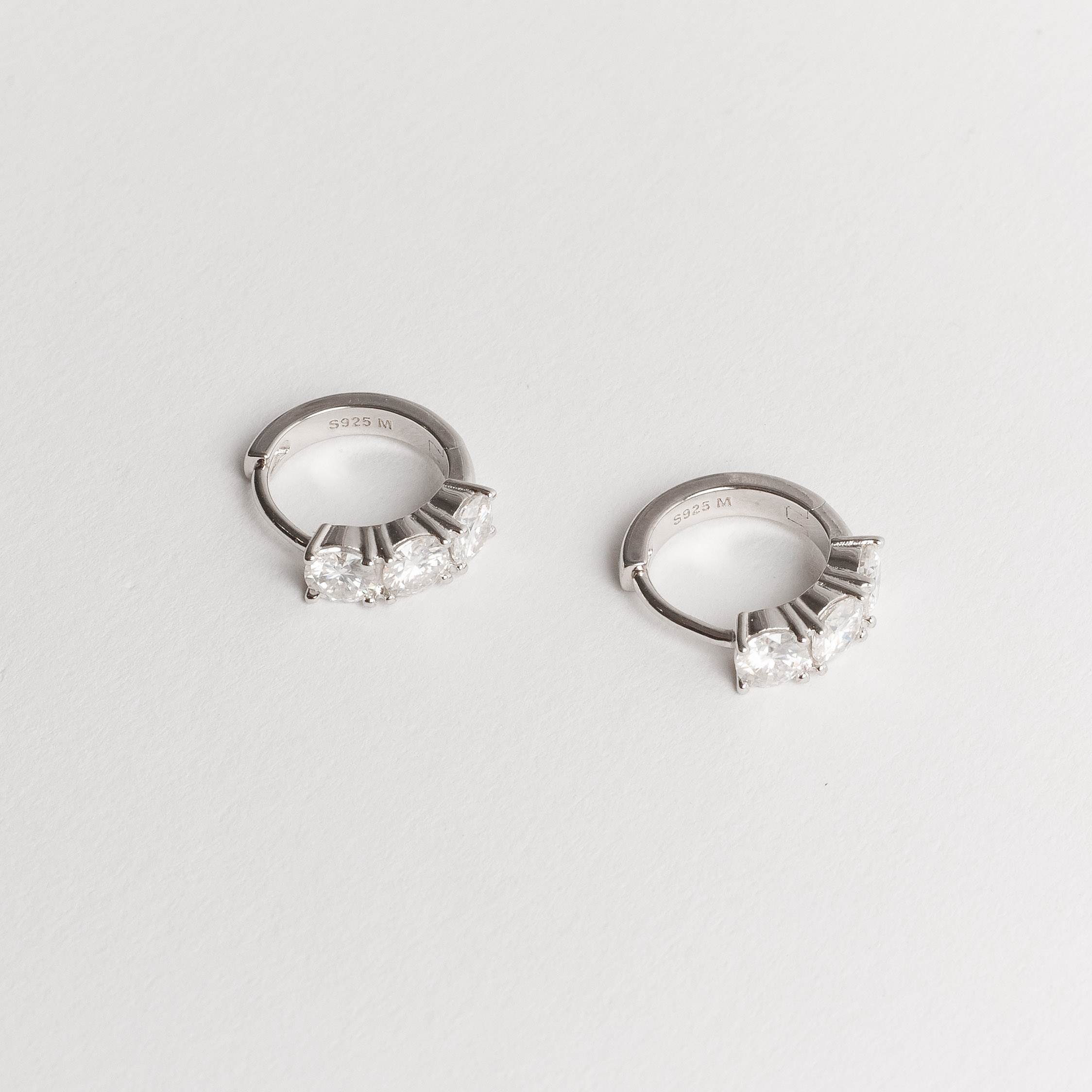 Imagem Argola click 12mm cravejada de moissanites 4mm ródio
