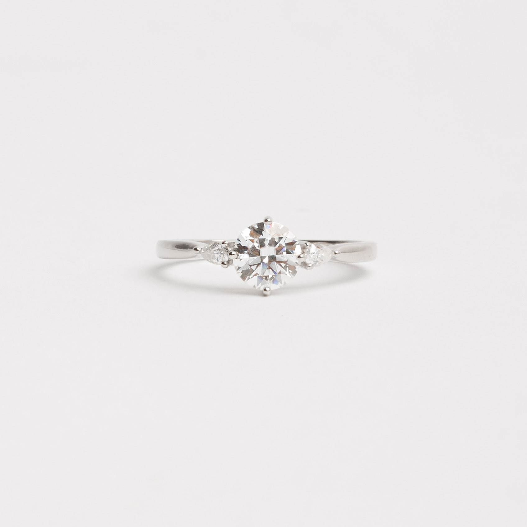 Imagem Anel moissanites redonda 6mm e gota 3mm ródio