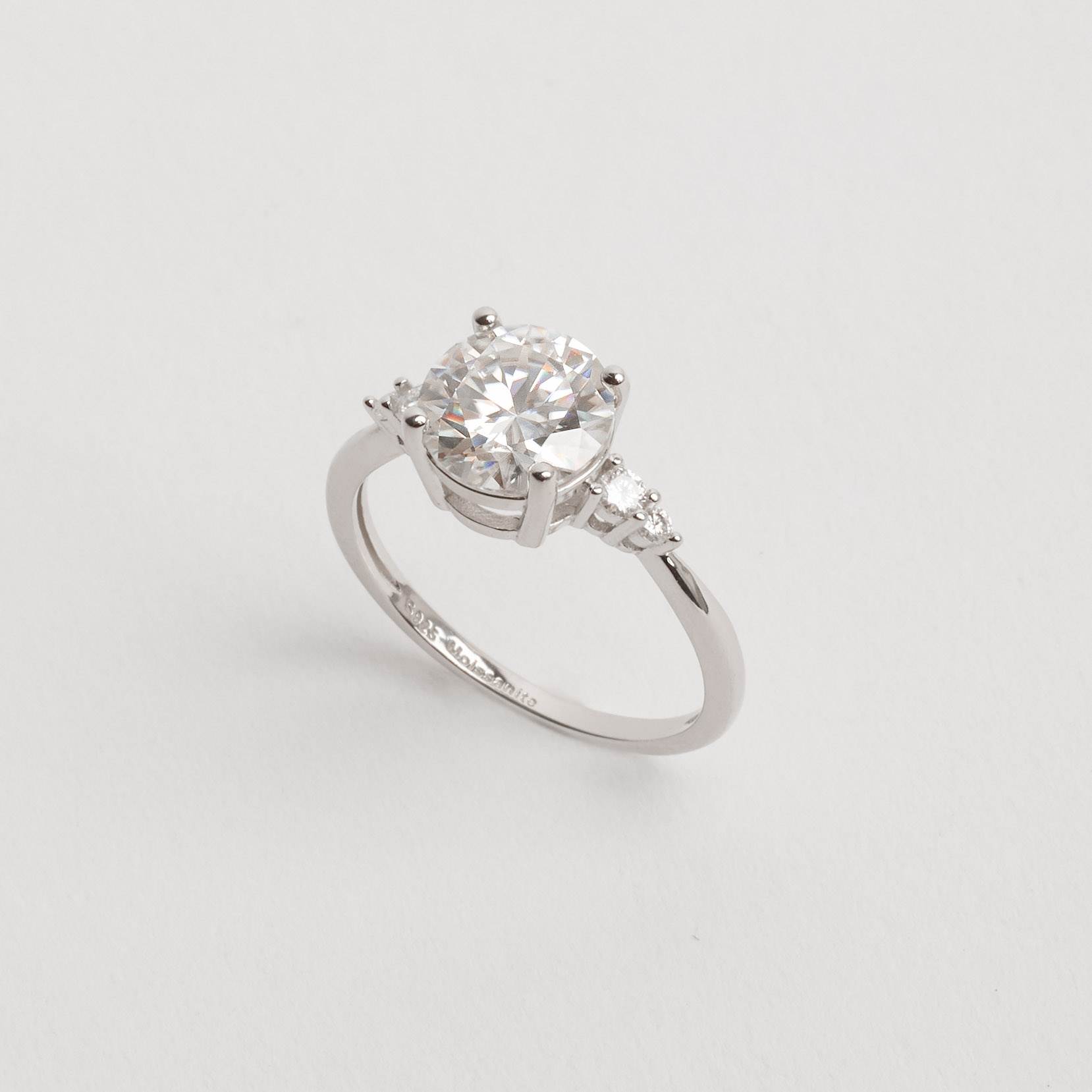 Imagem Secundária Anel solitário moissanite 8mm com cravejado lateral ródio