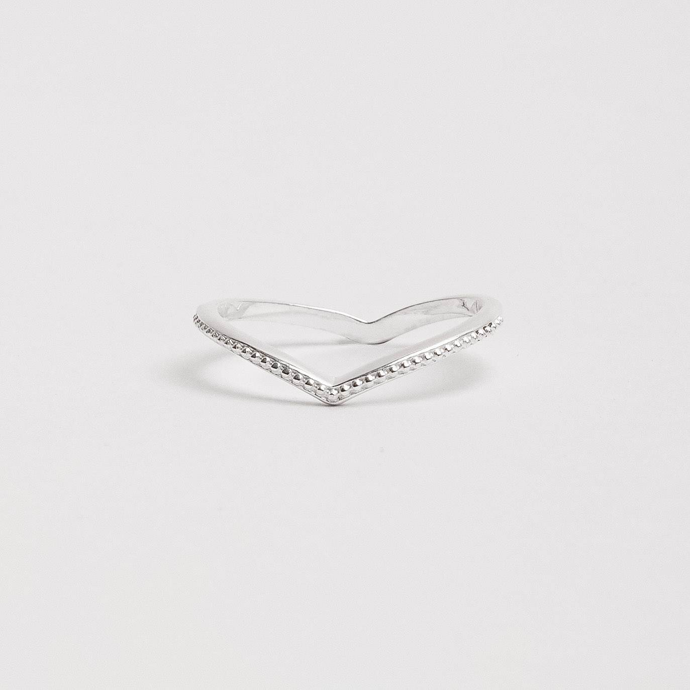 Imagem Anel mini V detalhe bolinhas