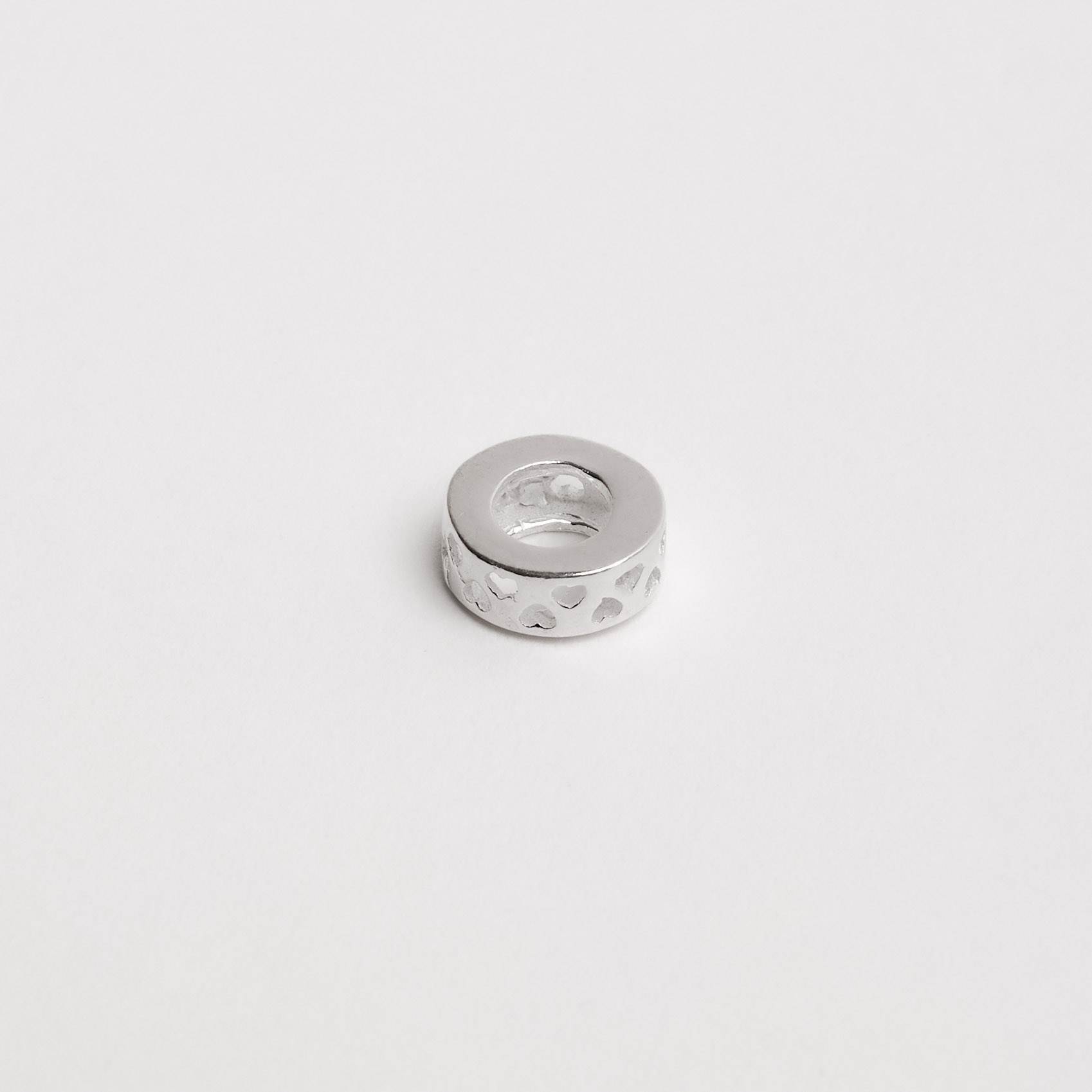 Berloque separador mini corações vazados 9mm